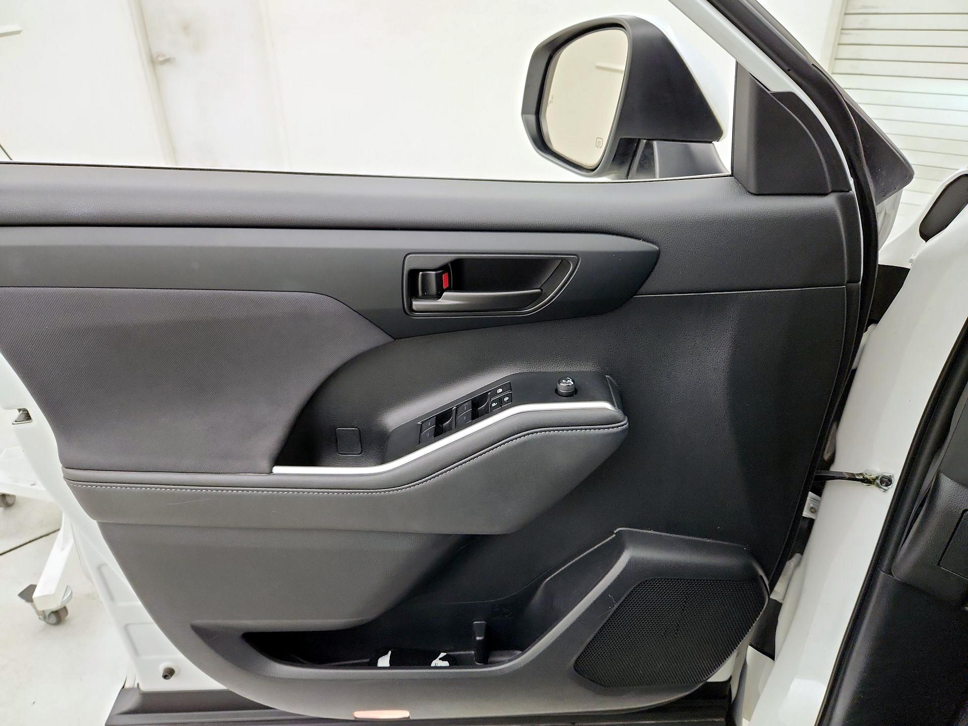 Thumbnail: 2023 Toyota Highlander - 12