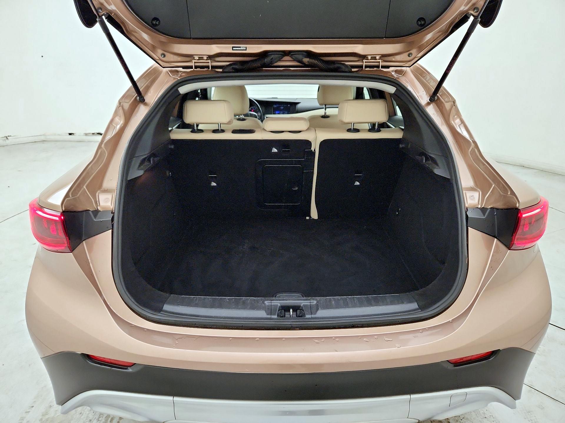 Thumbnail: 2018 INFINITI QX30 - 20