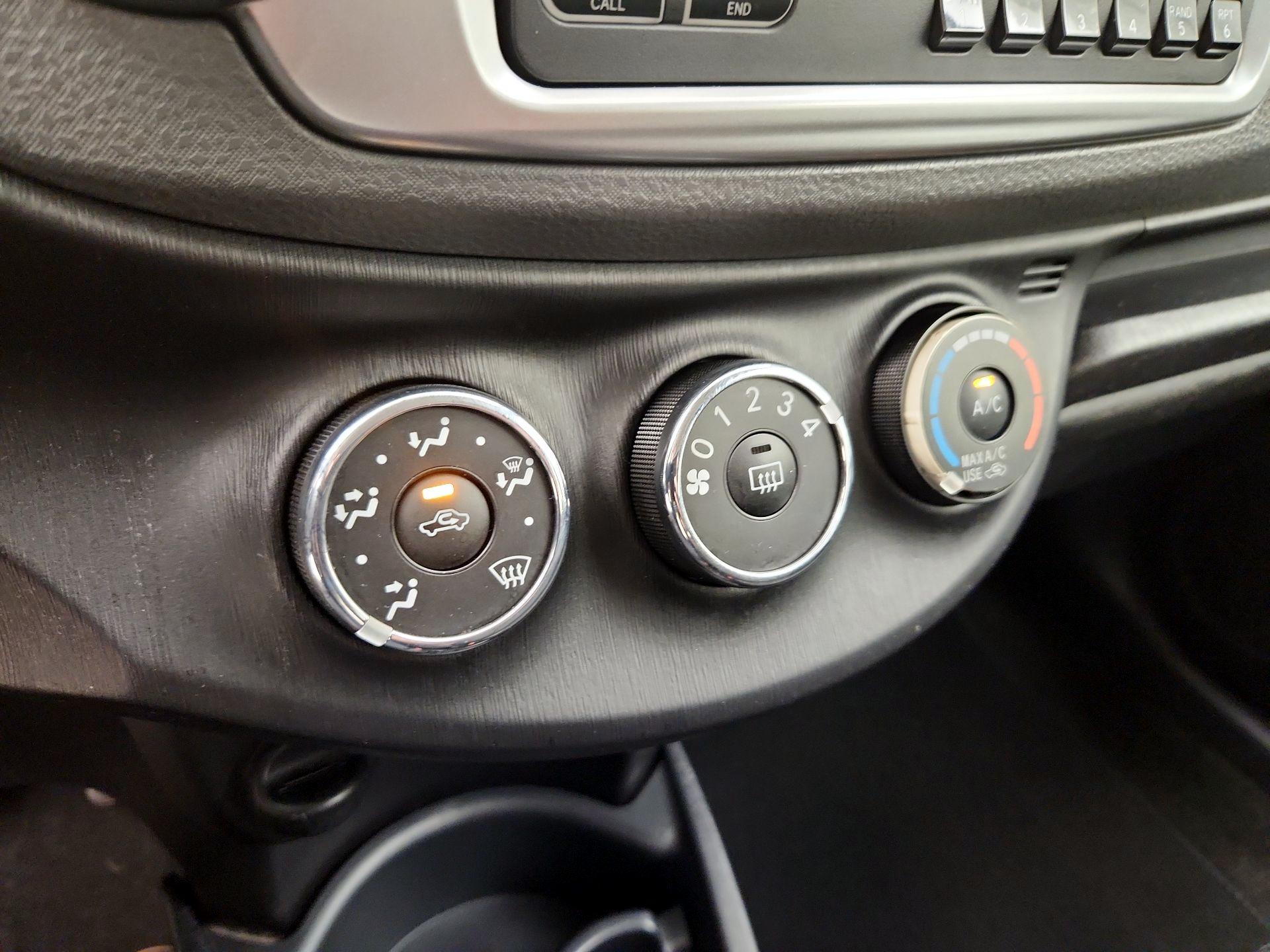 Thumbnail: 2014 Toyota Yaris - 15