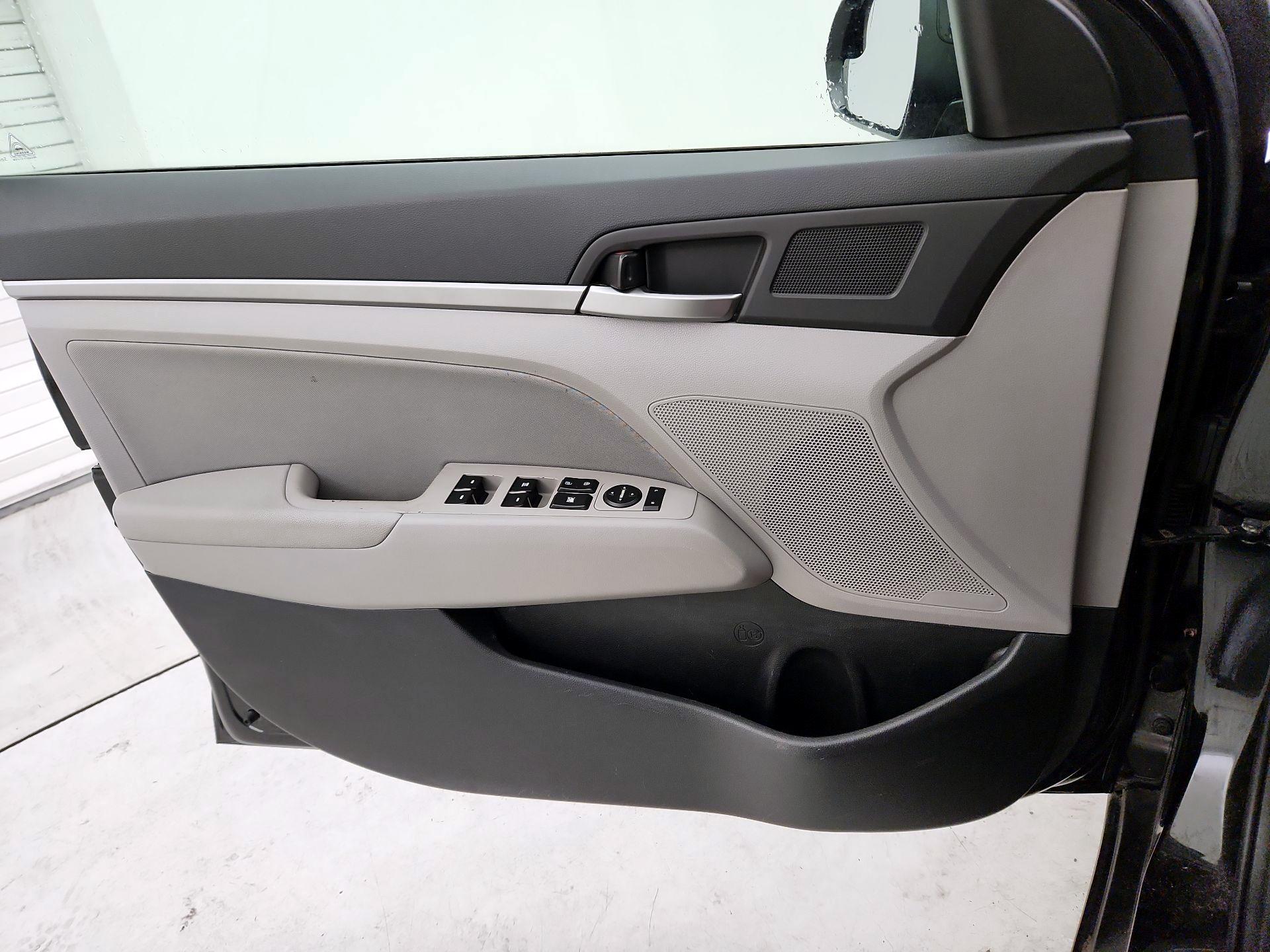 Thumbnail: 2017 Hyundai Elantra - 12