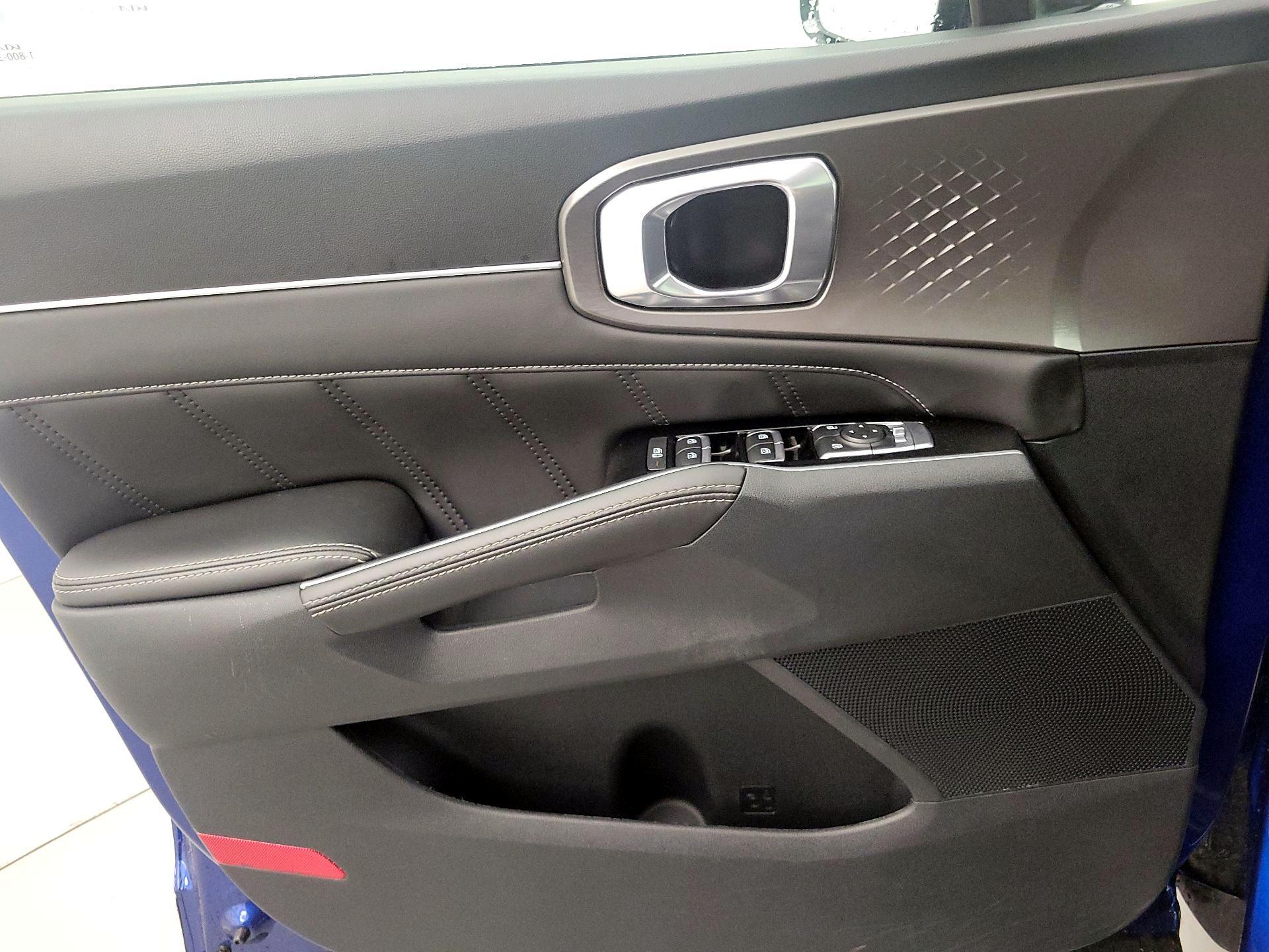 Thumbnail: 2023 Kia Sorento - 12