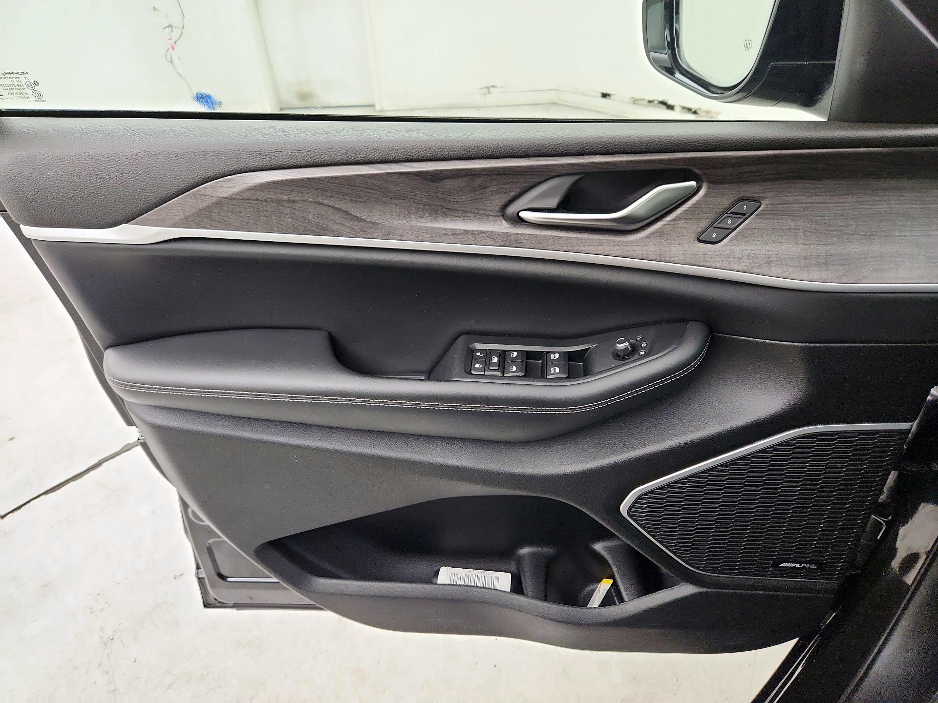 Thumbnail: 2023 Jeep Grand Cherokee - 12