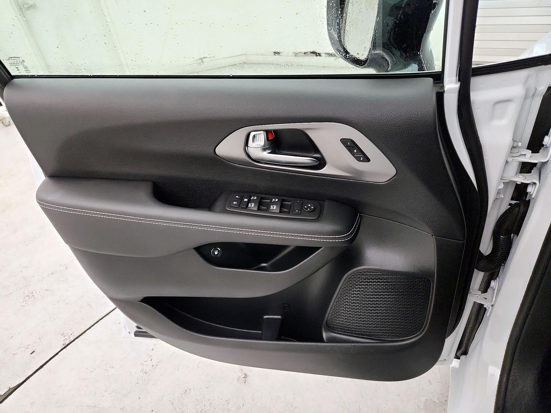 Thumbnail: 2025 Chrysler Pacifica - 12