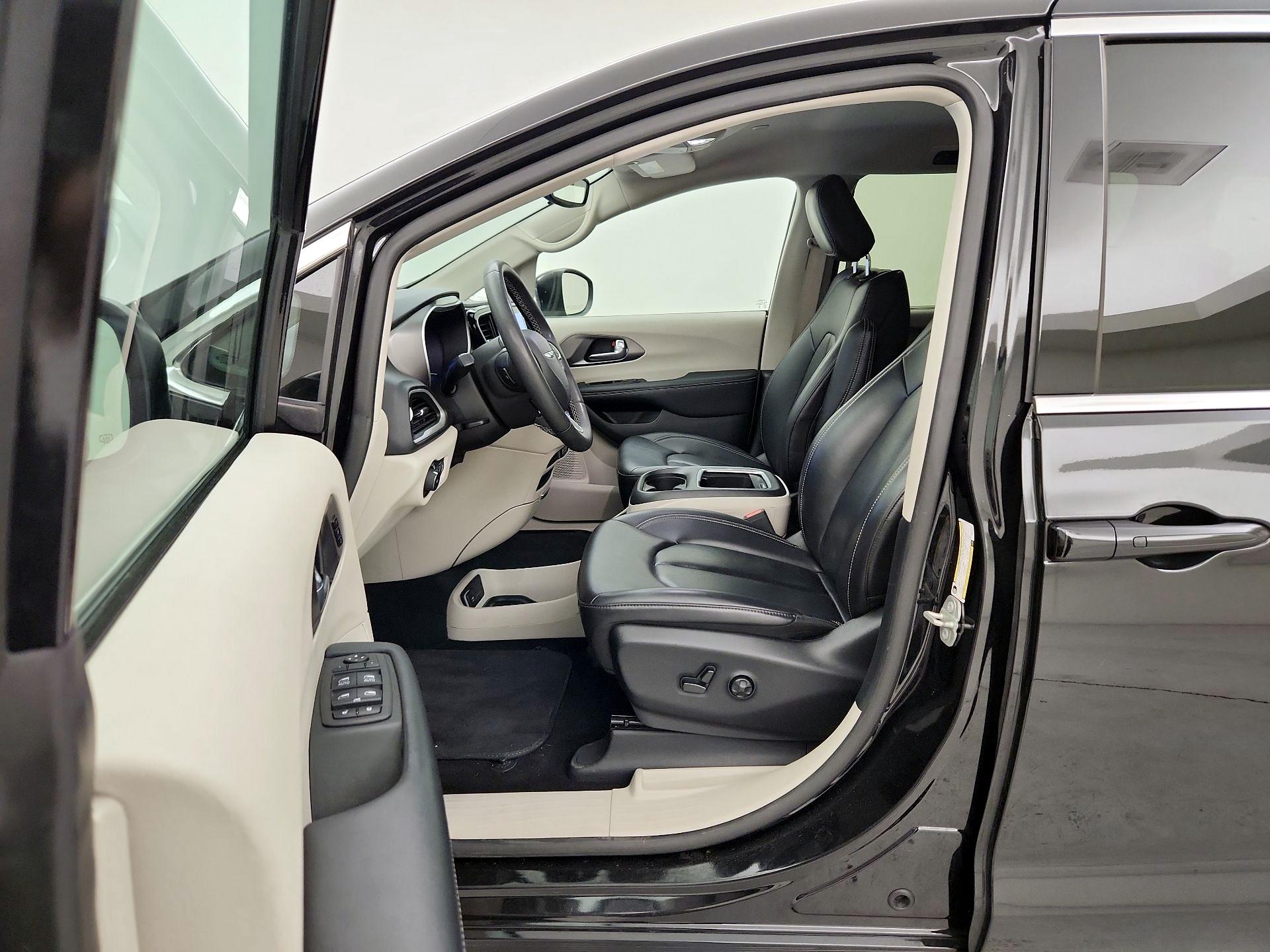 Thumbnail: 2023 Chrysler Pacifica - 11