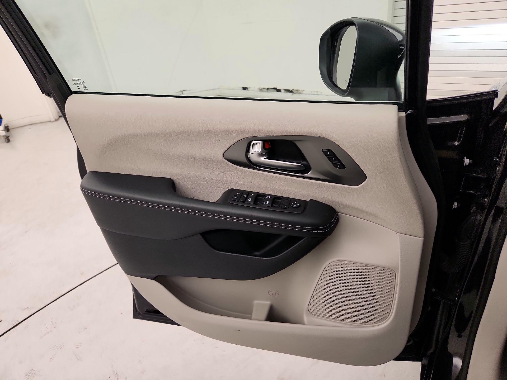 Thumbnail: 2023 Chrysler Pacifica - 12