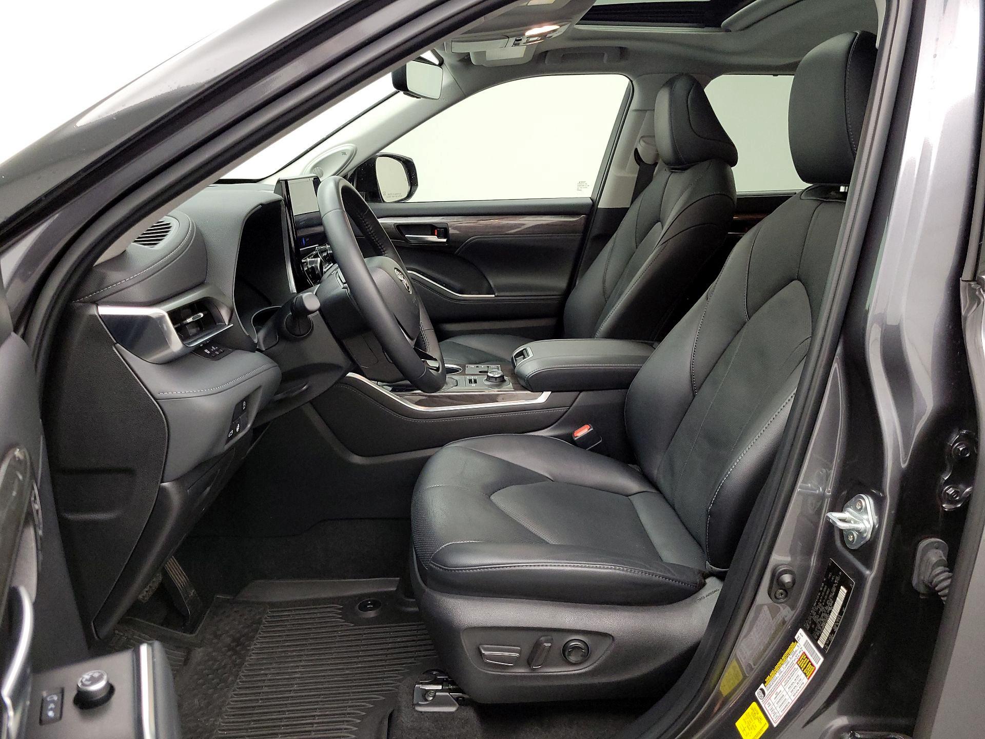 Thumbnail: 2023 Toyota Highlander - 11