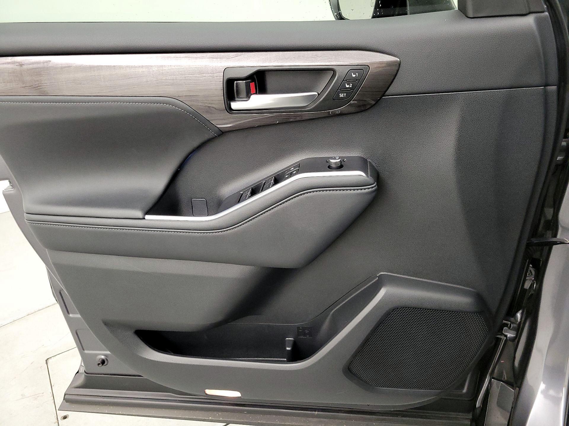 Thumbnail: 2023 Toyota Highlander - 12