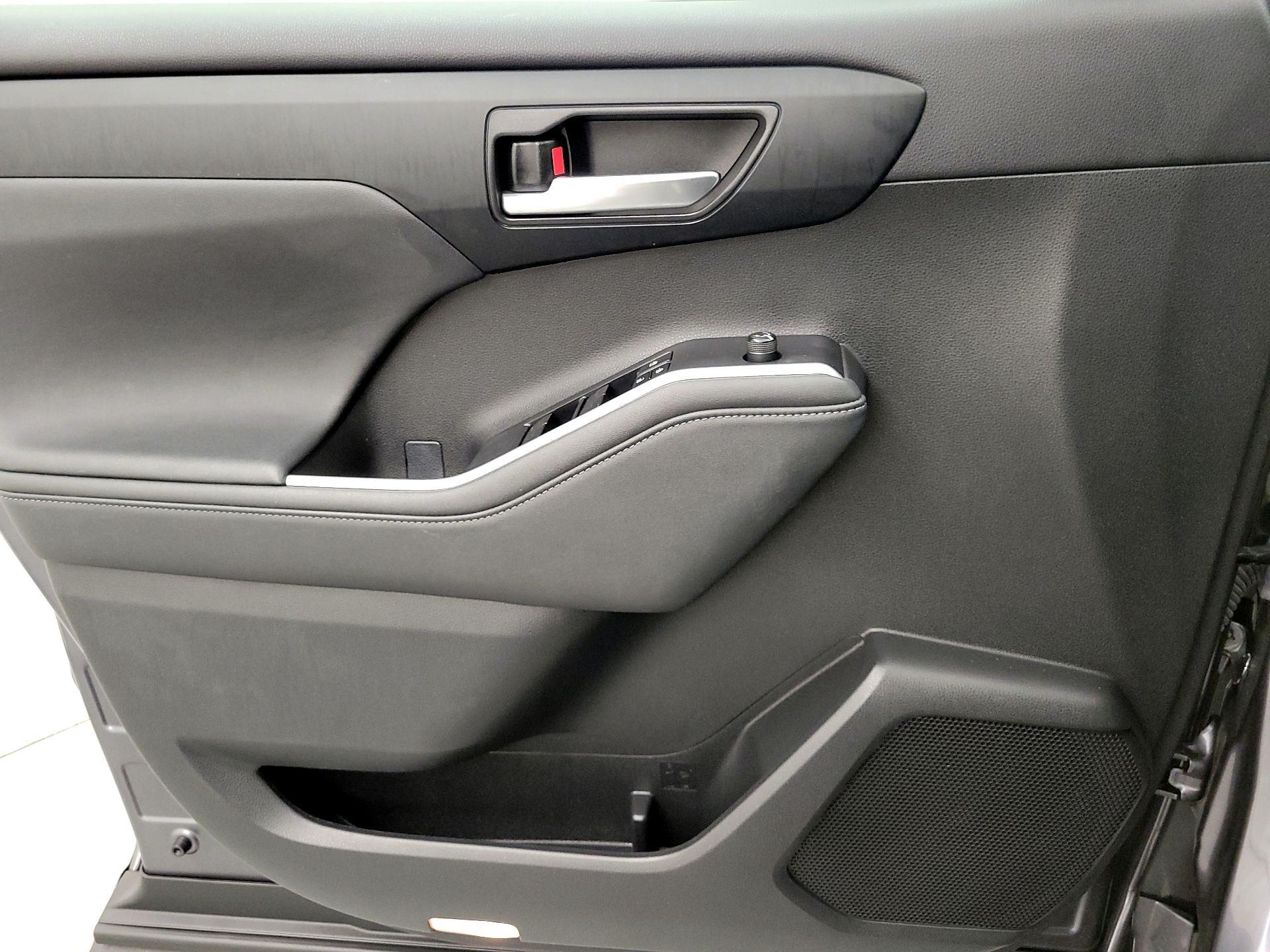 Thumbnail: 2023 Toyota Highlander - 12