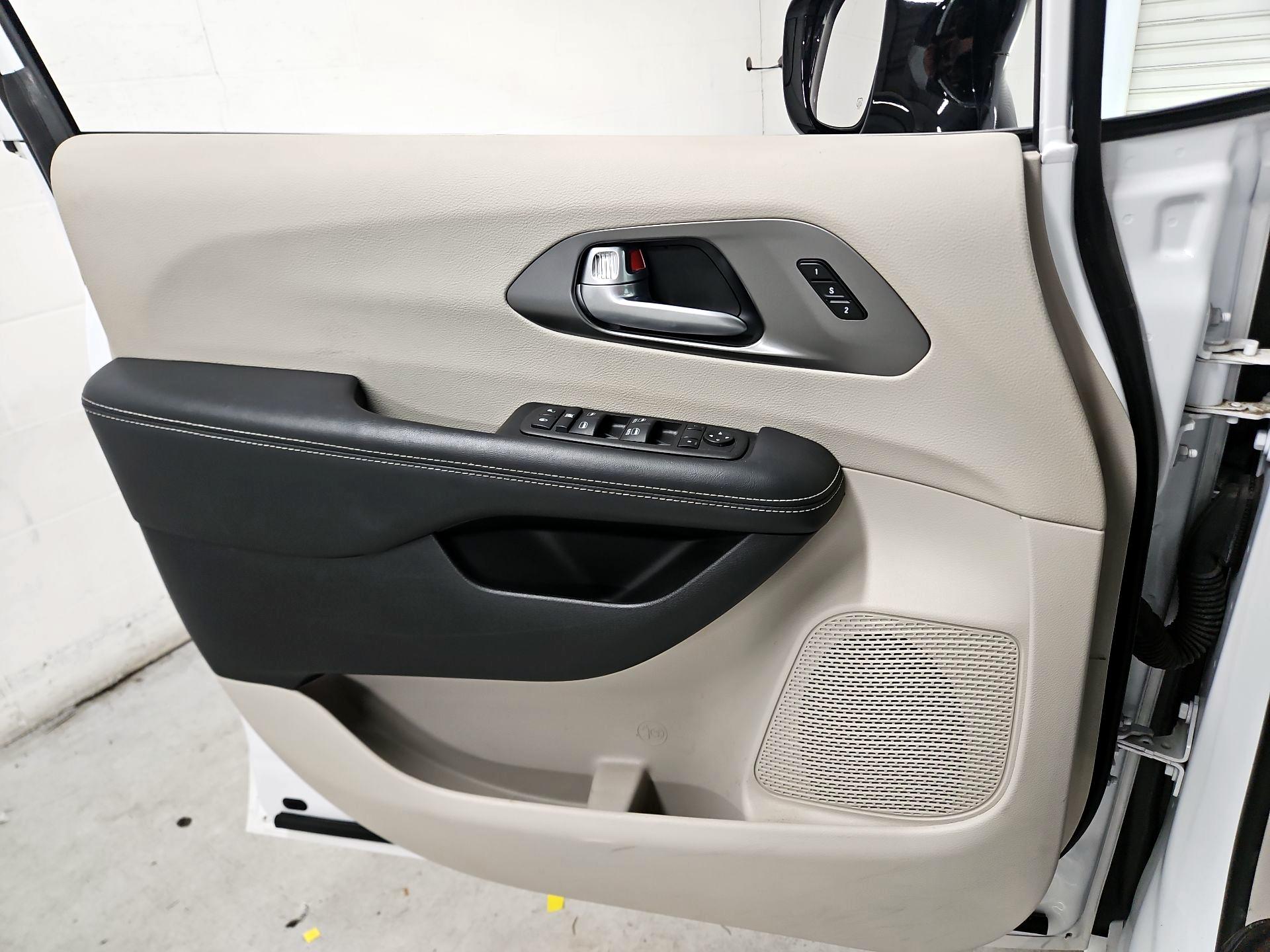 Thumbnail: 2024 Chrysler Pacifica - 12