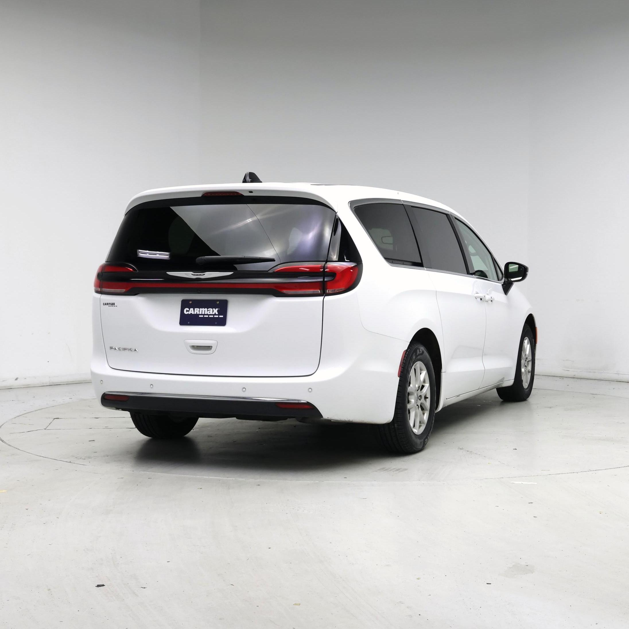 Thumbnail: 2024 Chrysler Pacifica - 8