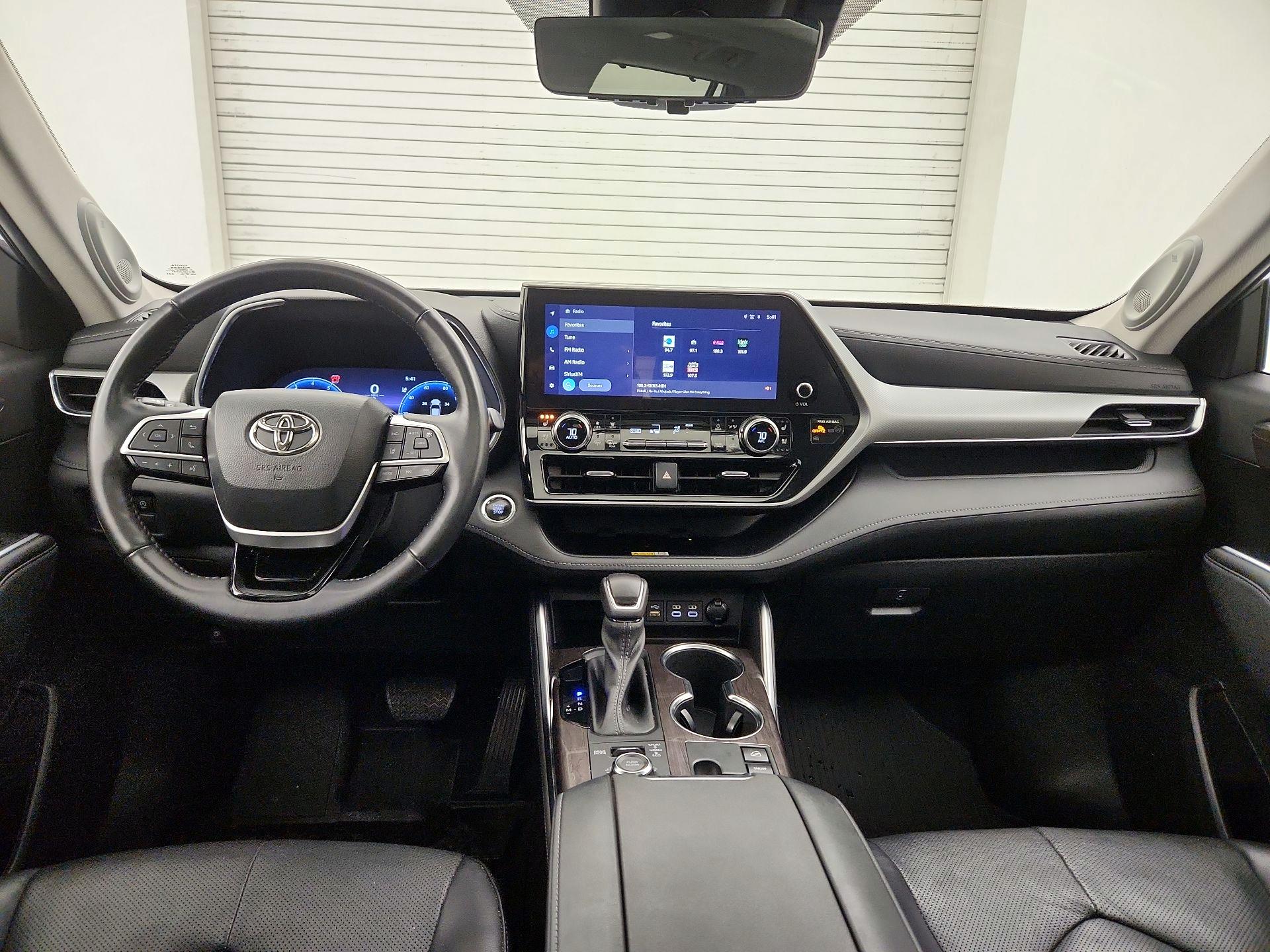 Thumbnail: 2023 Toyota Highlander - 9