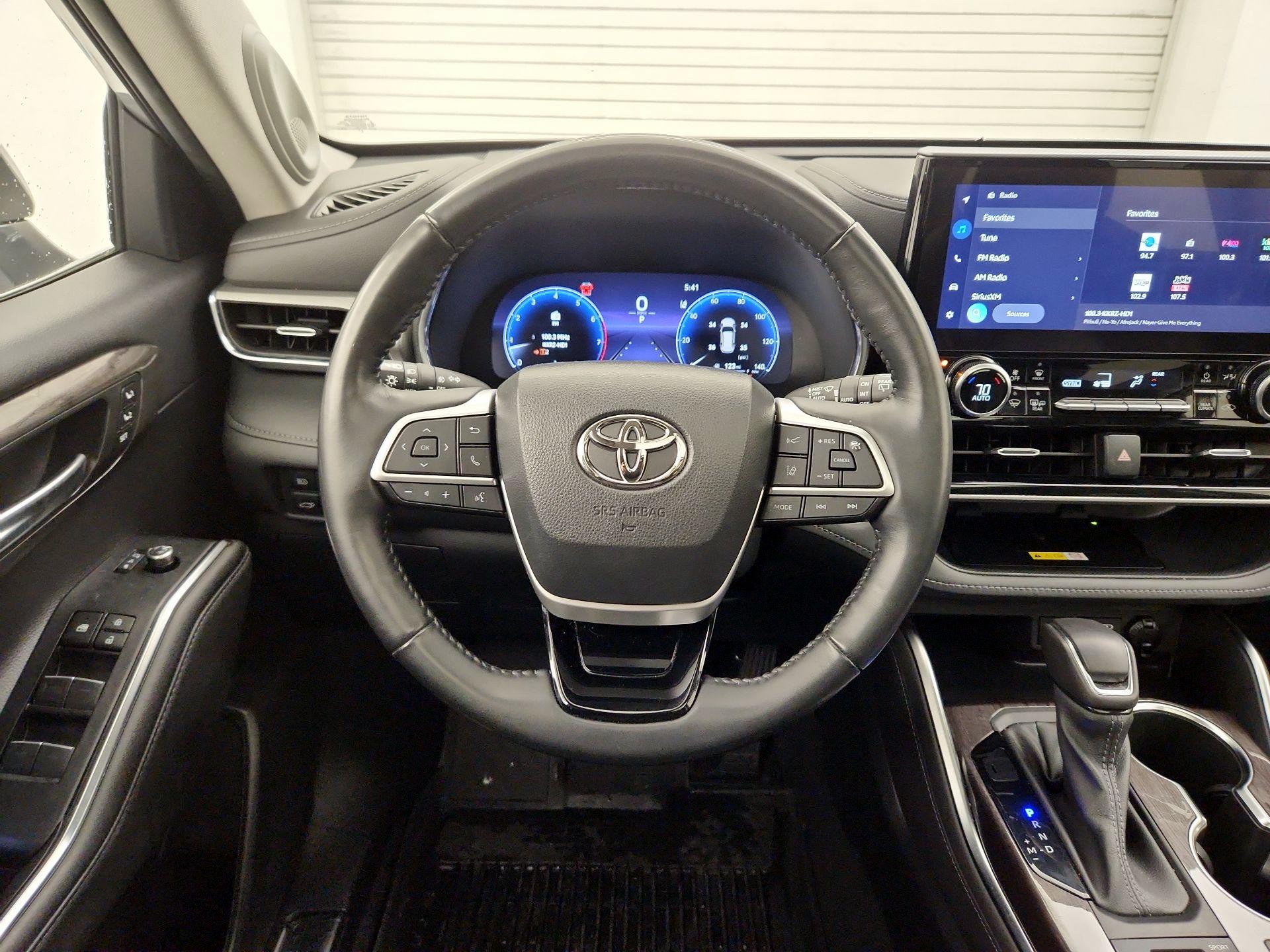 Thumbnail: 2023 Toyota Highlander - 10