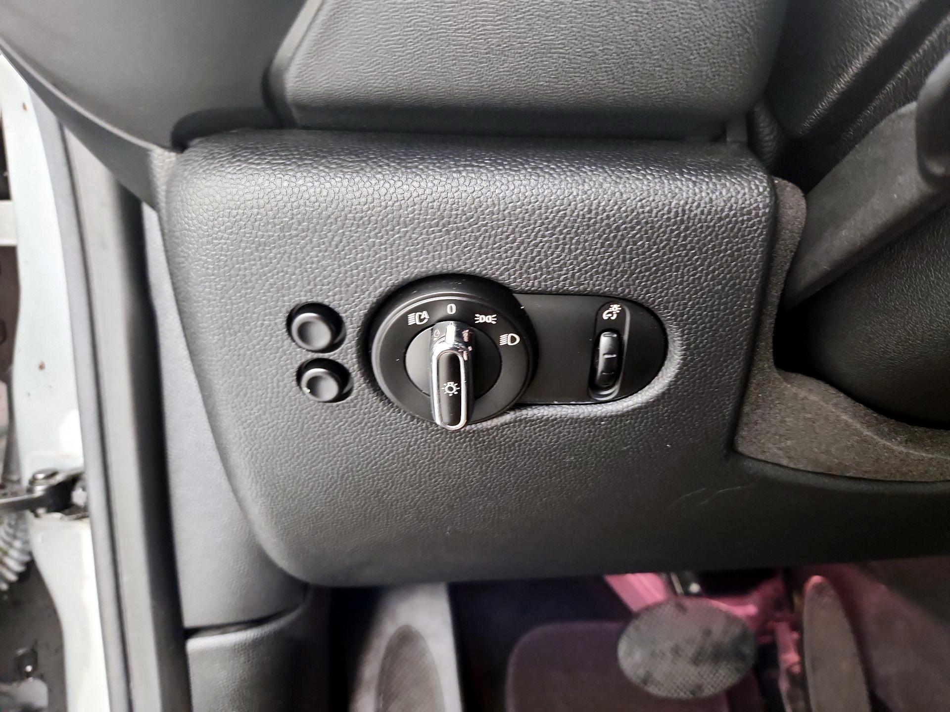 Thumbnail: 2015 MINI Cooper Hardtop - 13