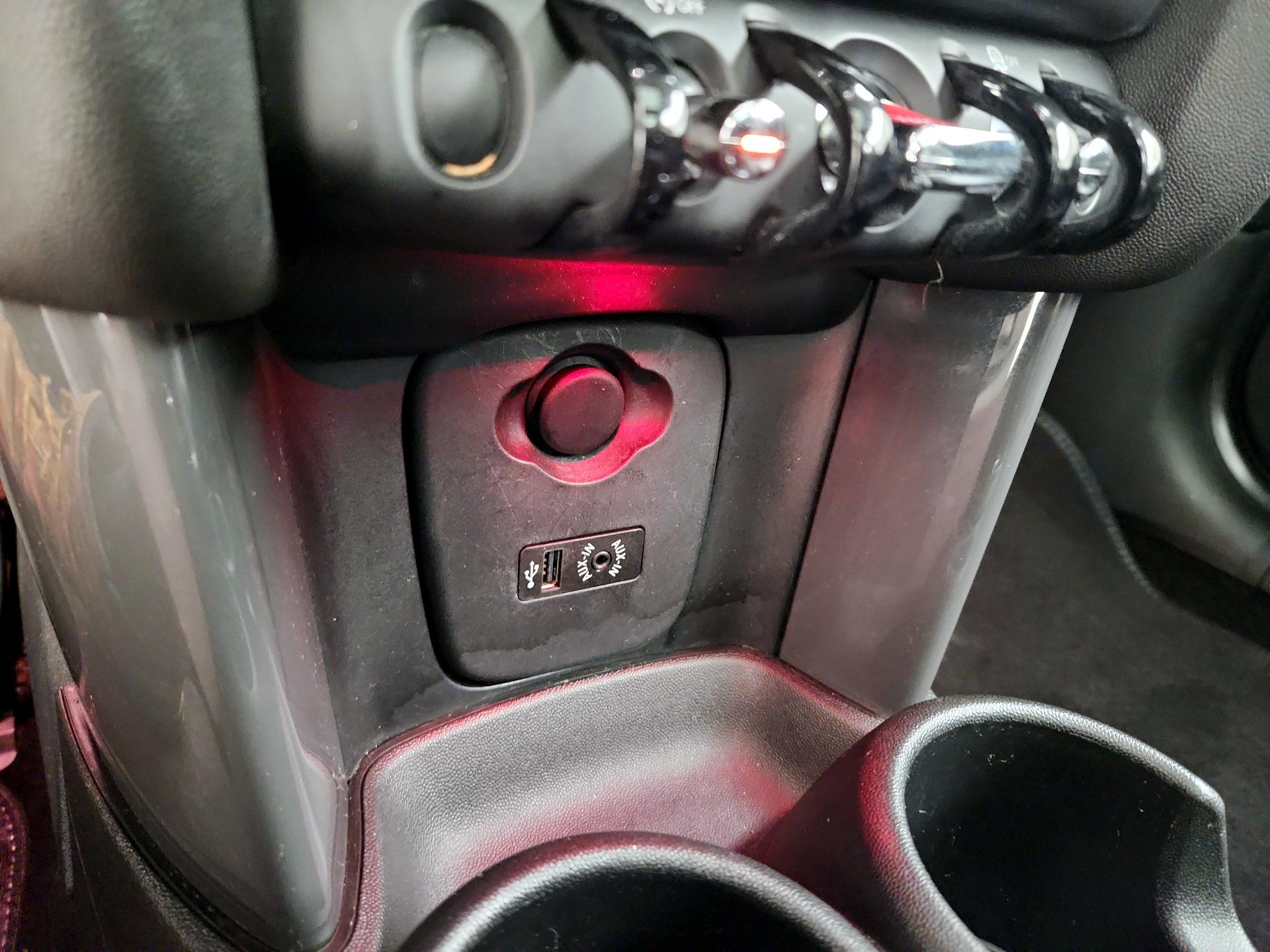 Thumbnail: 2015 MINI Cooper Hardtop - 17