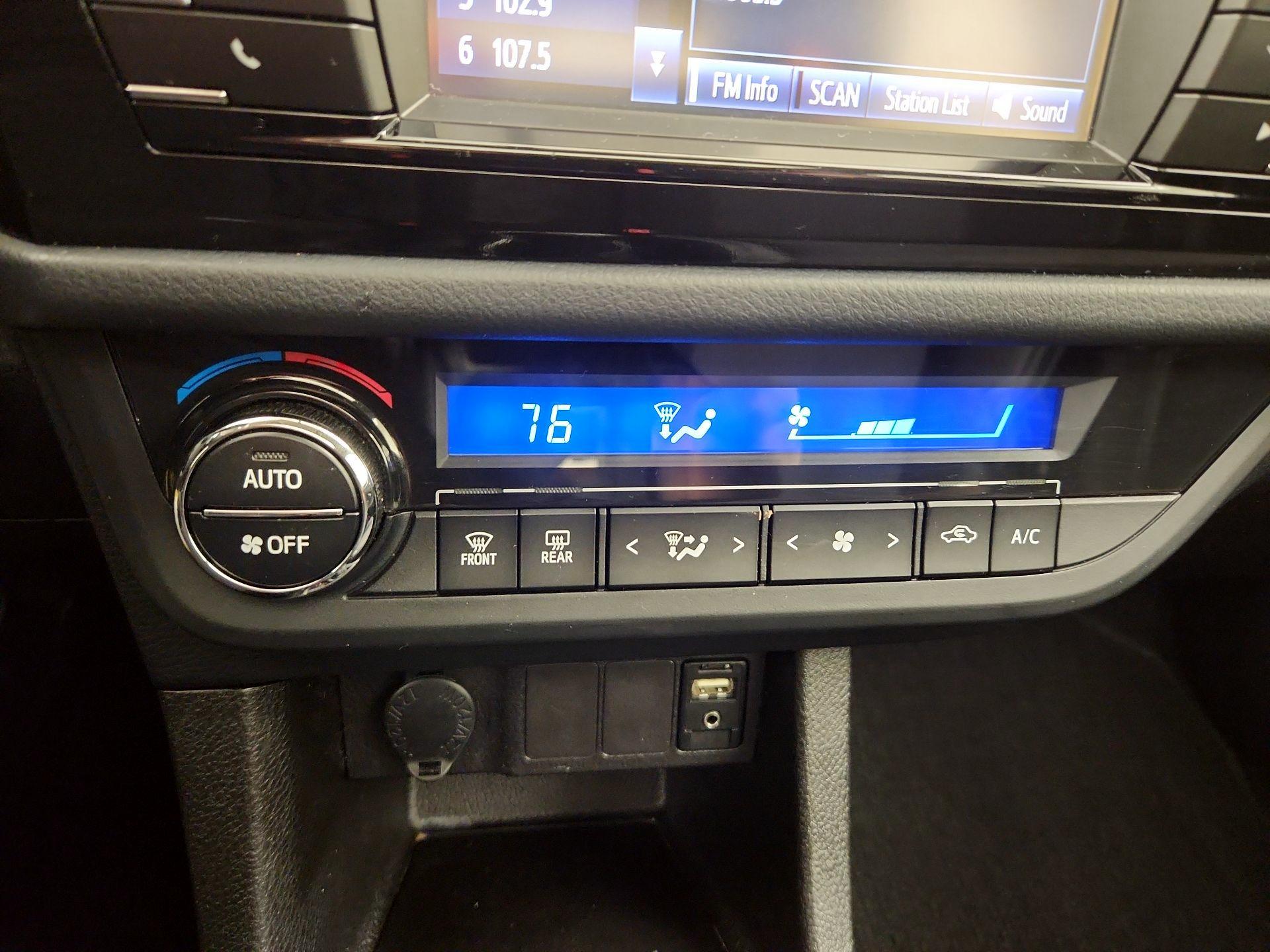 Thumbnail: 2015 Toyota Corolla - 16