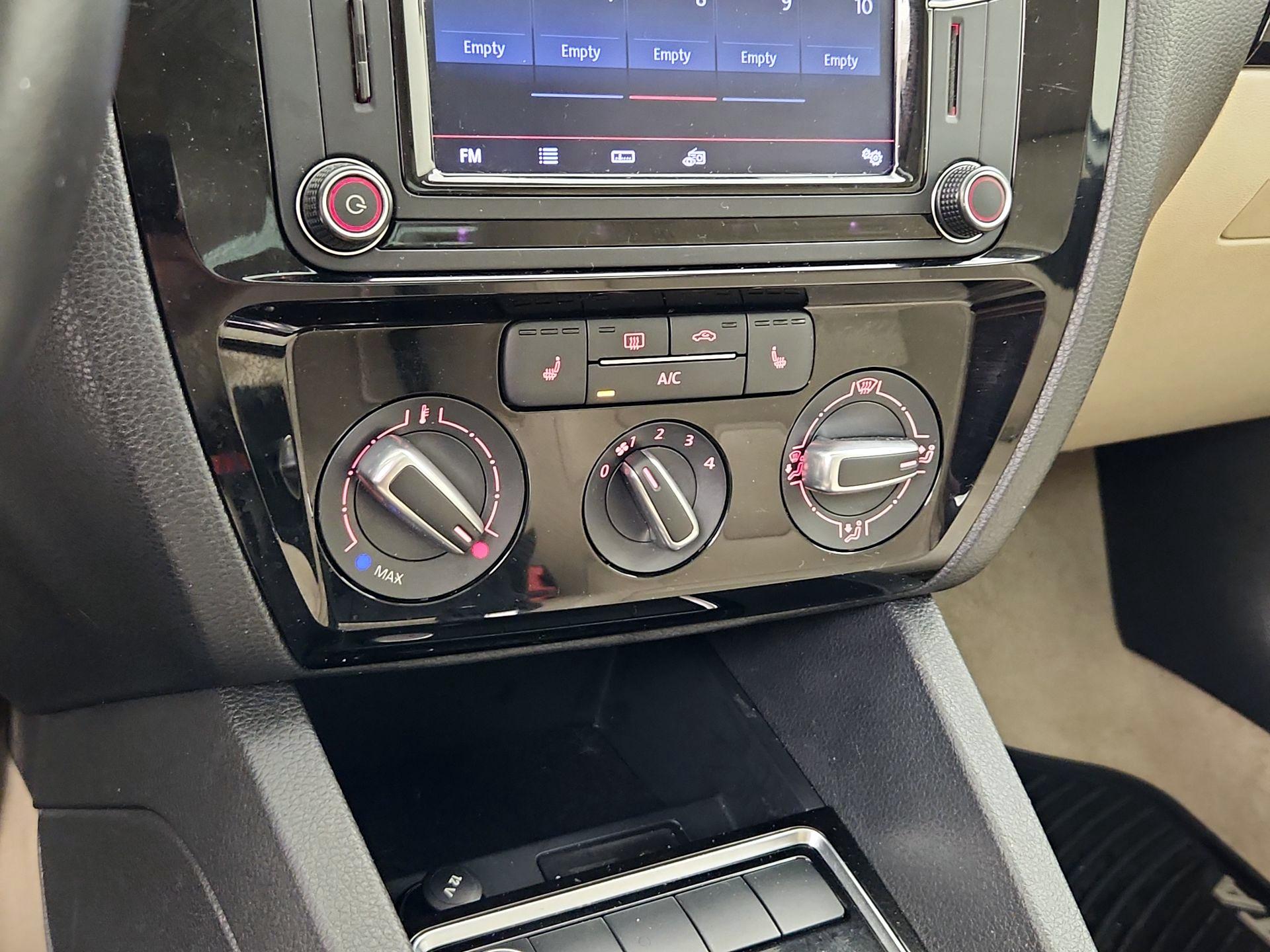 Thumbnail: 2016 Volkswagen Jetta - 17