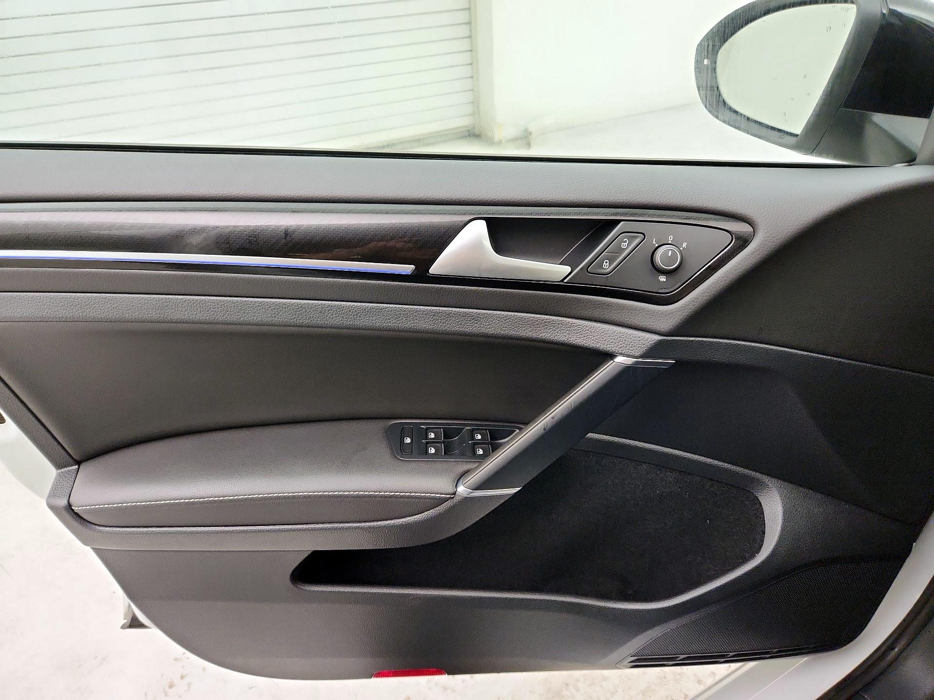 Thumbnail: 2016 Volkswagen Golf - 12