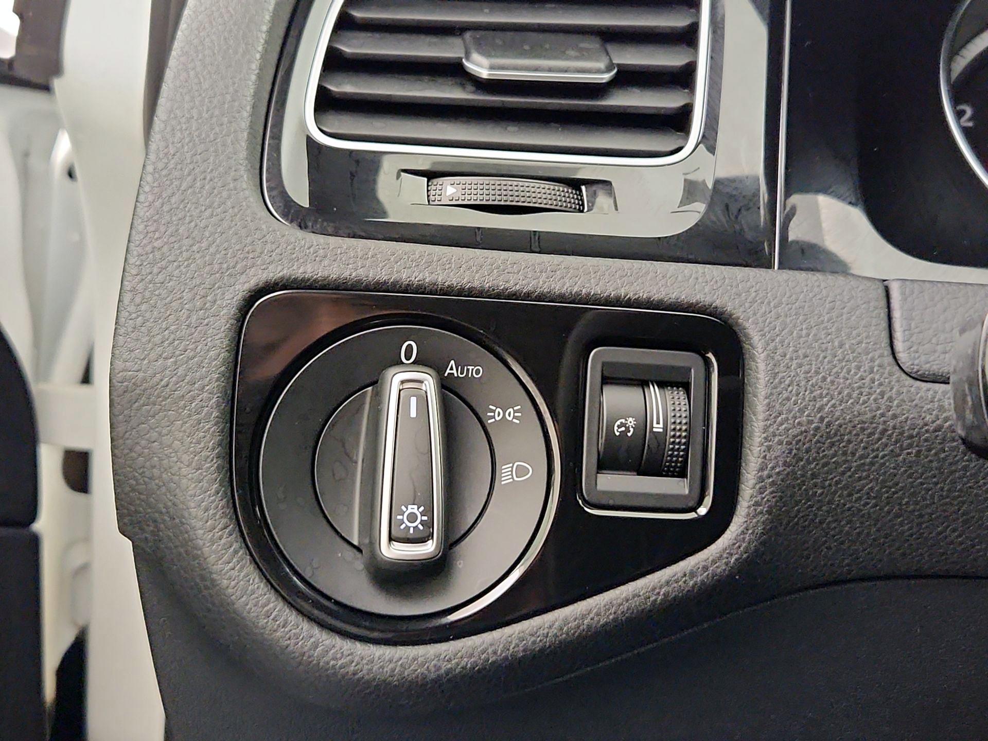 Thumbnail: 2016 Volkswagen Golf - 13