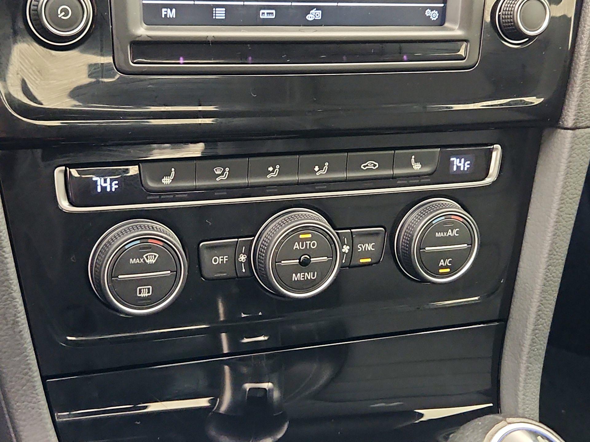 Thumbnail: 2016 Volkswagen Golf - 16