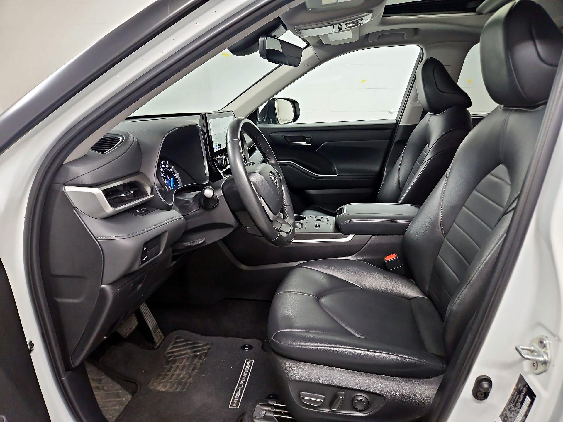 Thumbnail: 2023 Toyota Highlander - 11