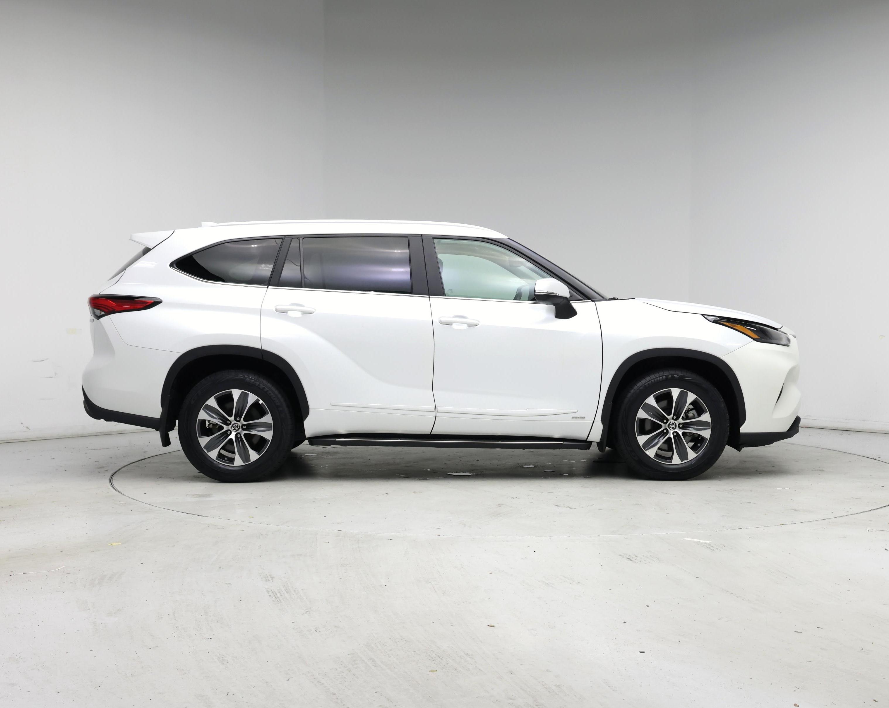 Thumbnail: 2023 Toyota Highlander - 7