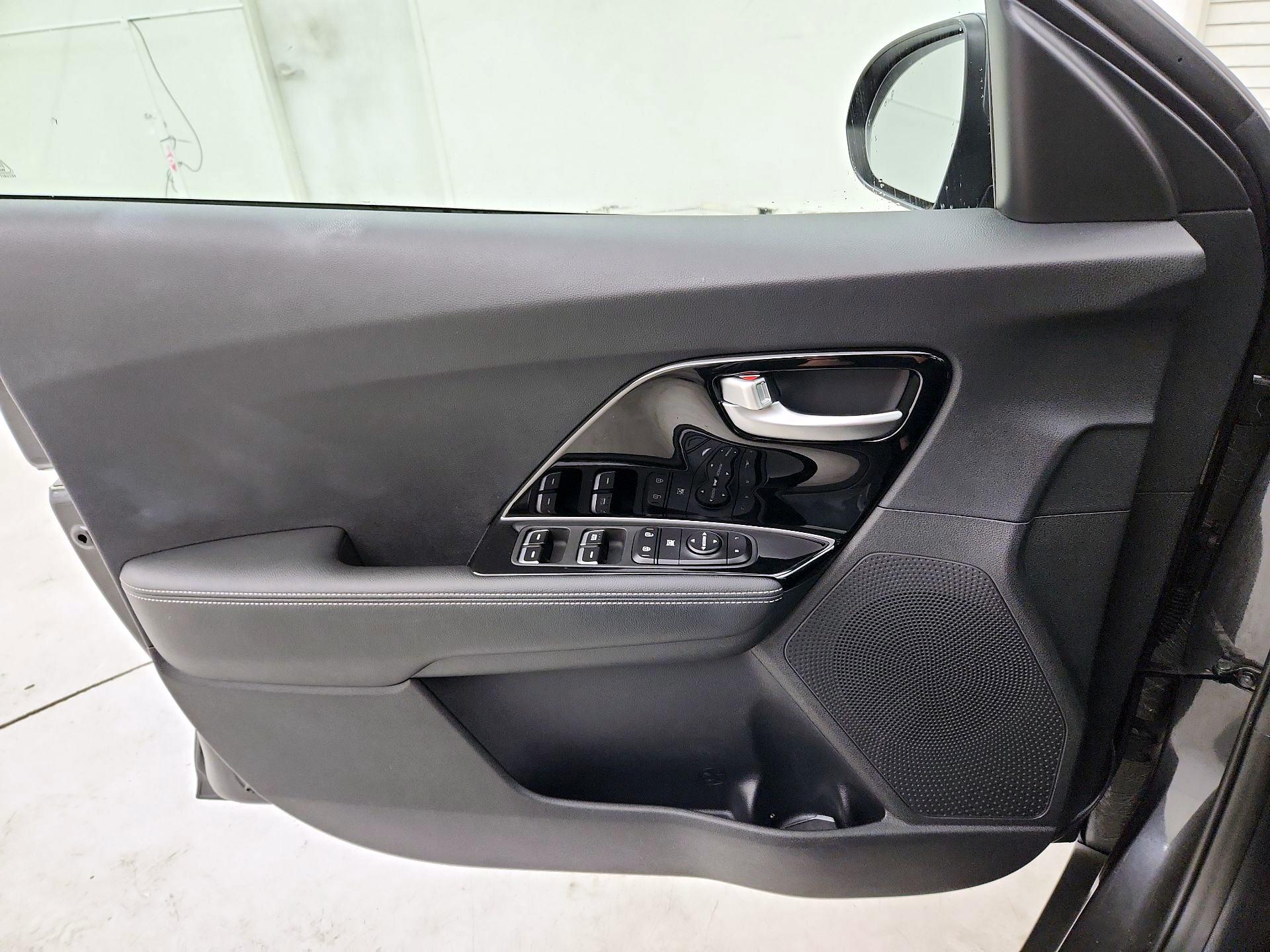 Thumbnail: 2020 Kia Niro - 12