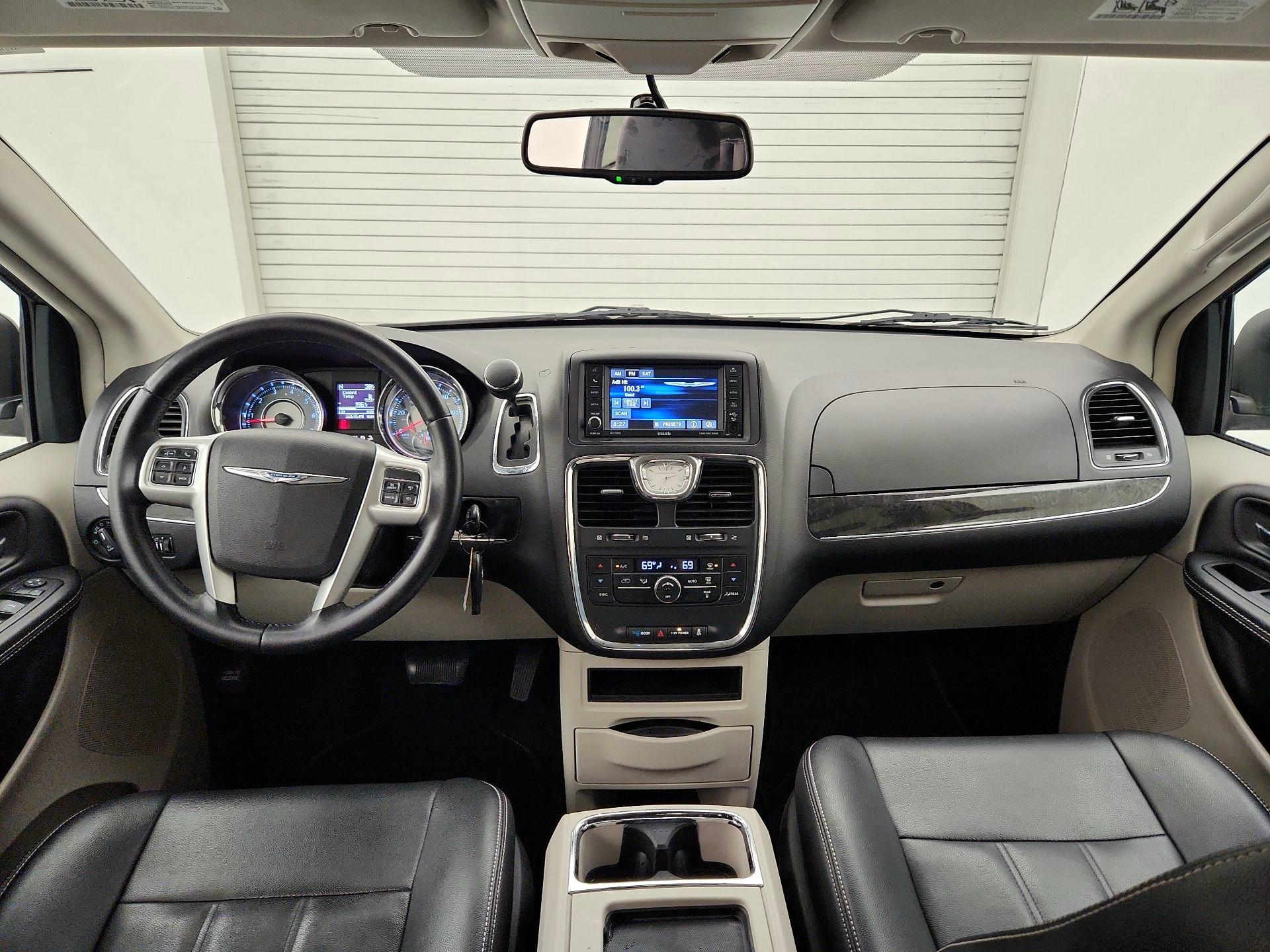 Thumbnail: 2015 Chrysler Town & Country - 9