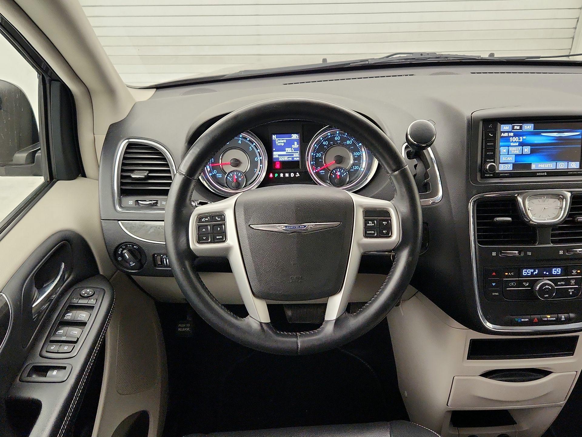 Thumbnail: 2015 Chrysler Town & Country - 10