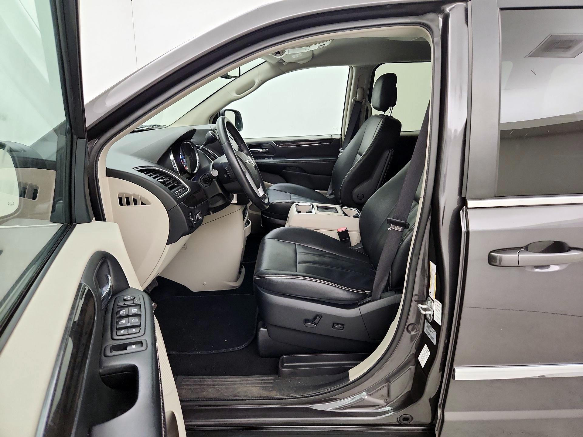 Thumbnail: 2015 Chrysler Town & Country - 11