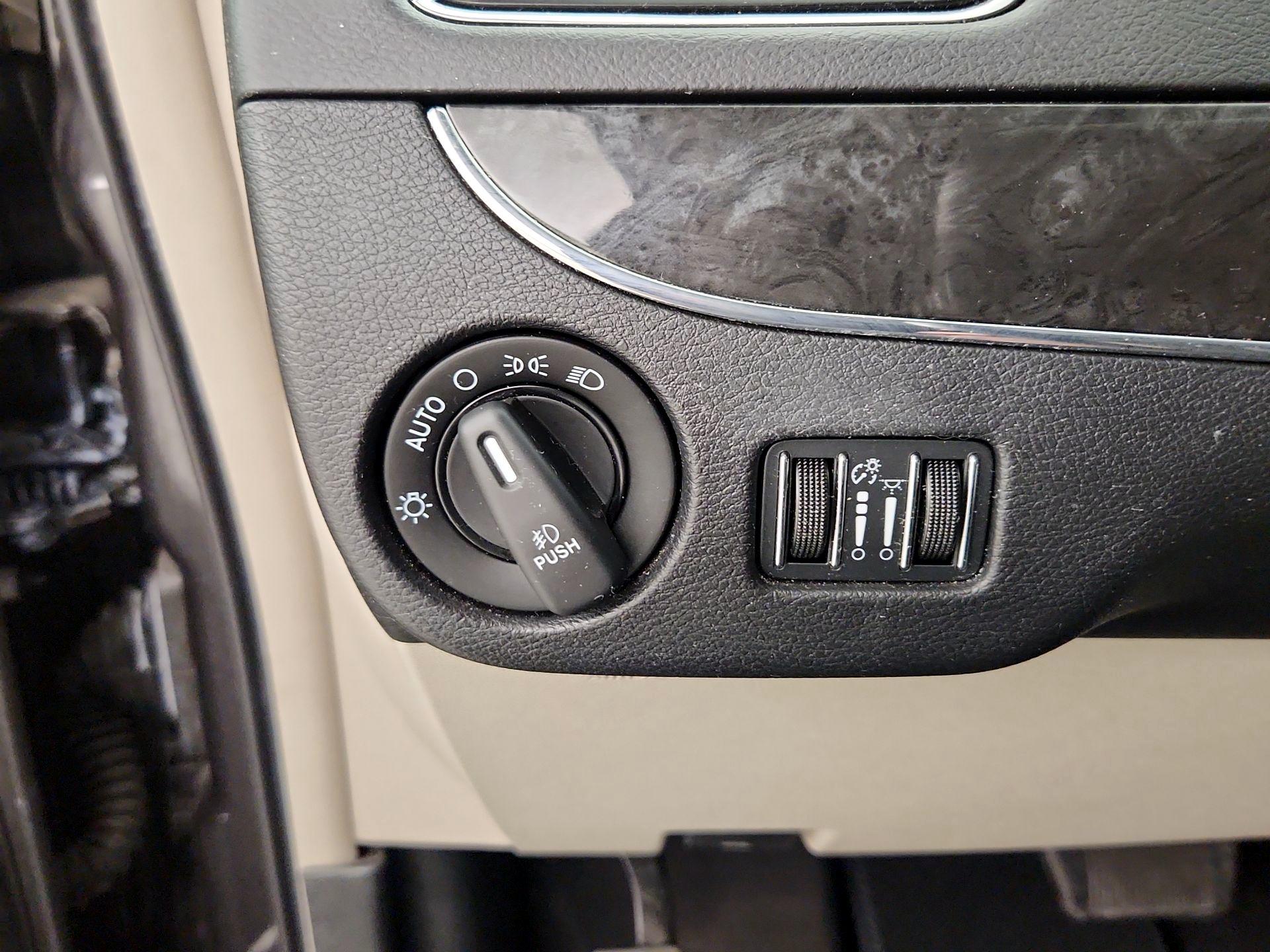 Thumbnail: 2015 Chrysler Town & Country - 13