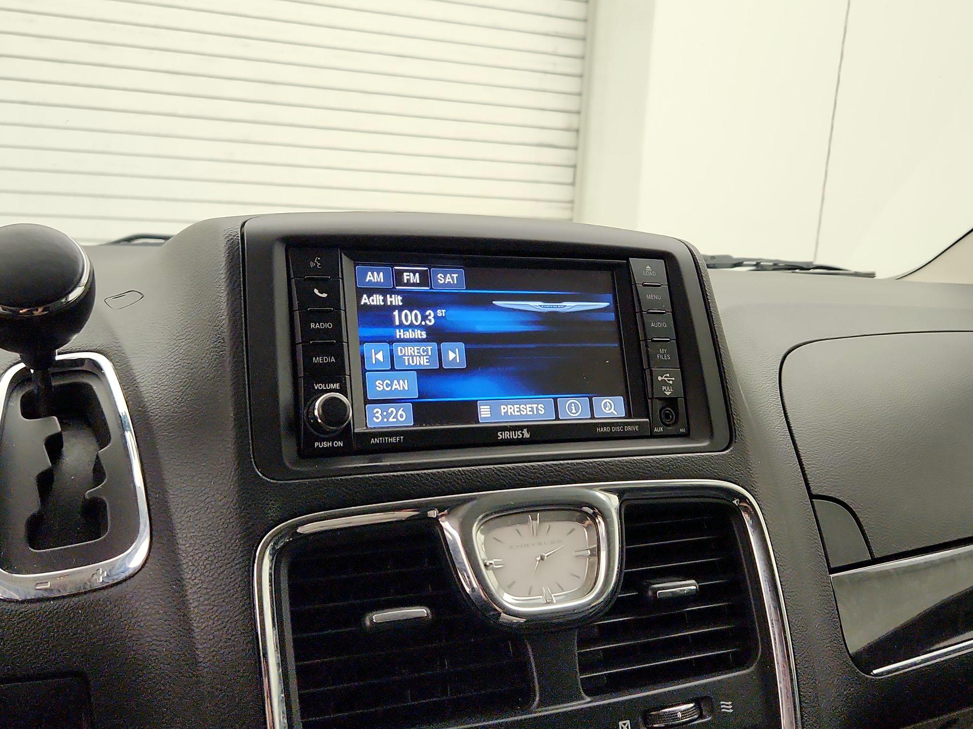 Thumbnail: 2015 Chrysler Town & Country - 15