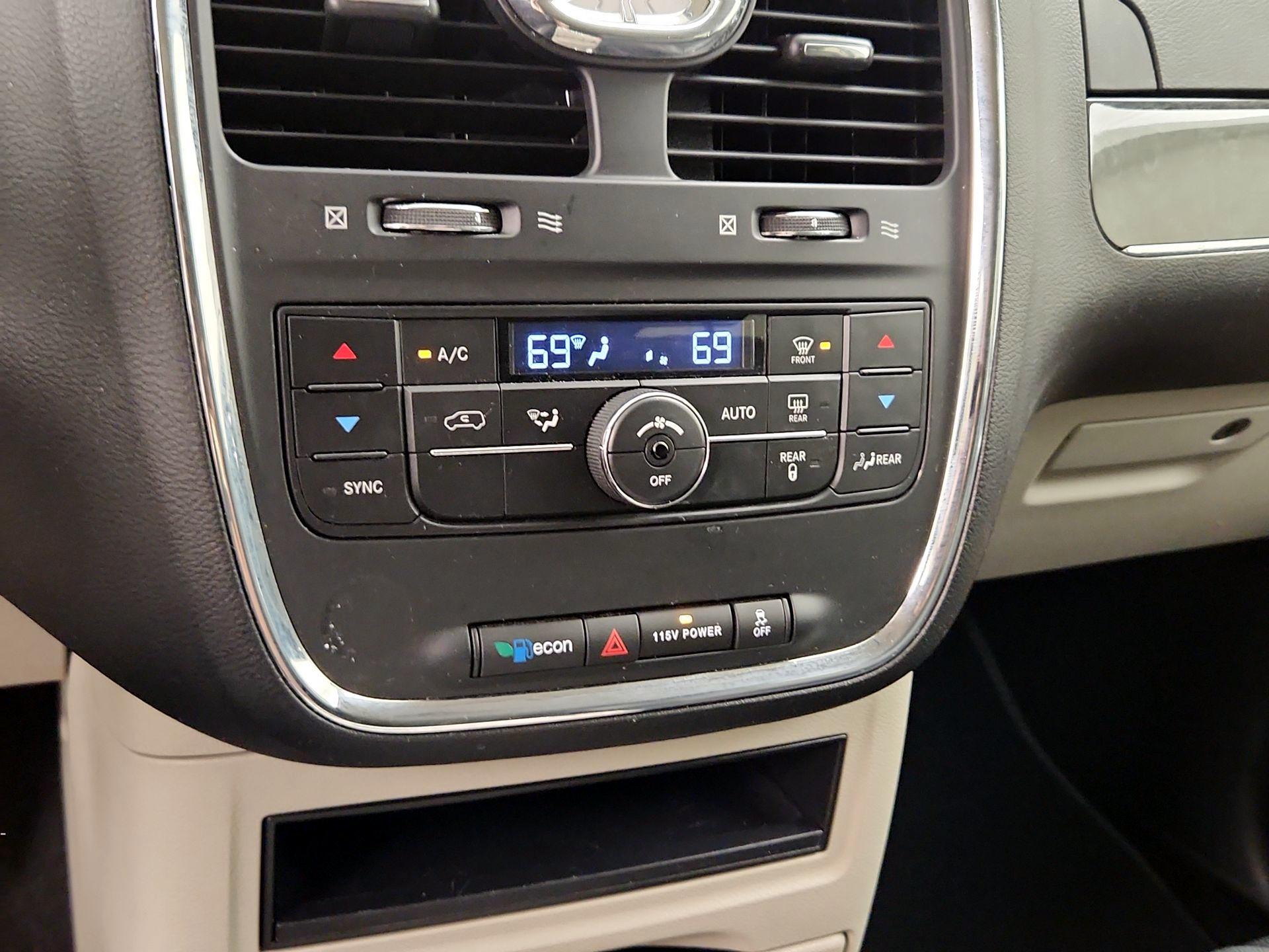 Thumbnail: 2015 Chrysler Town & Country - 16