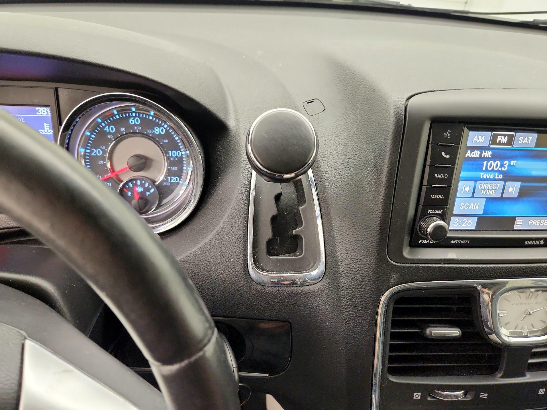 Thumbnail: 2015 Chrysler Town & Country - 17