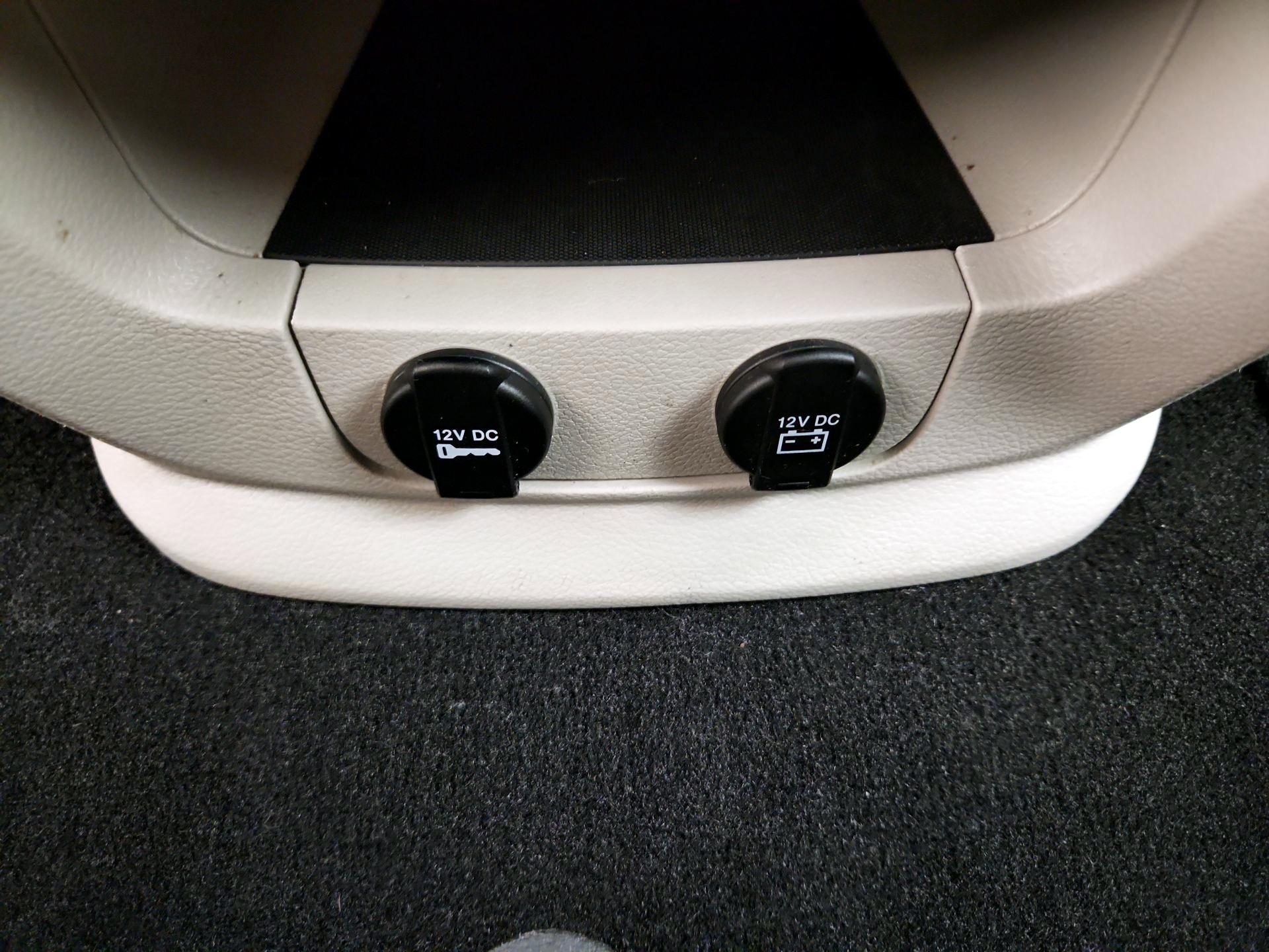 Thumbnail: 2015 Chrysler Town & Country - 18