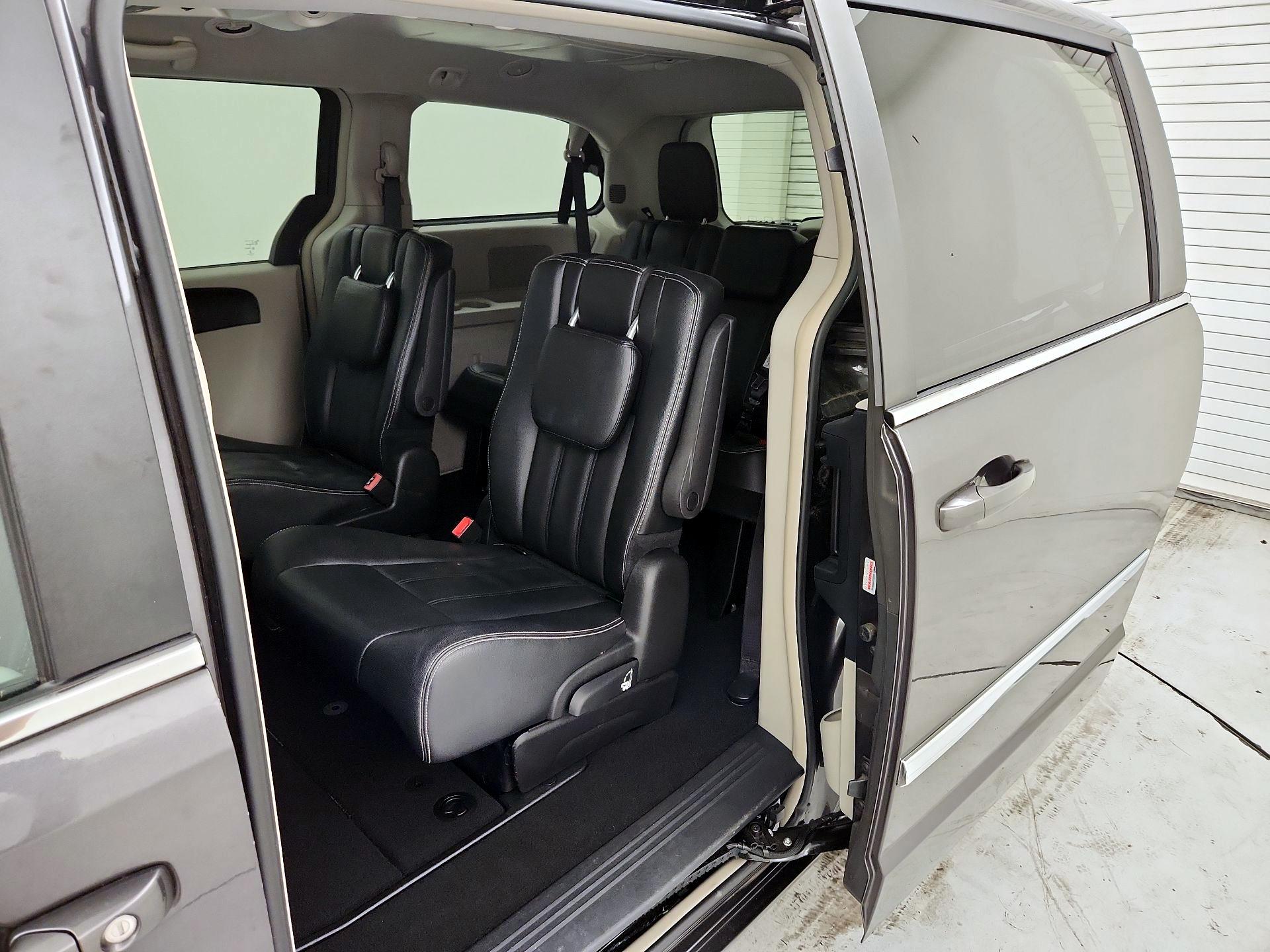 Thumbnail: 2015 Chrysler Town & Country - 19