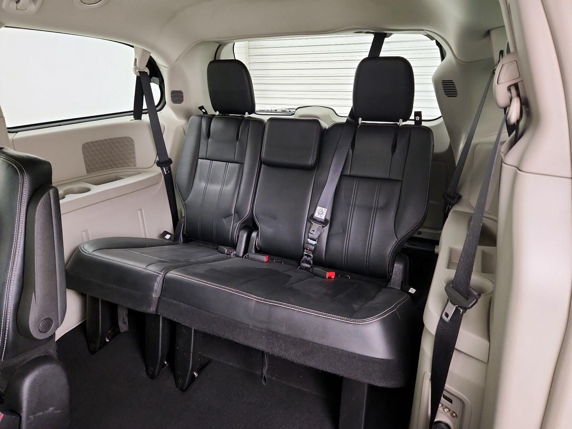 Thumbnail: 2015 Chrysler Town & Country - 20