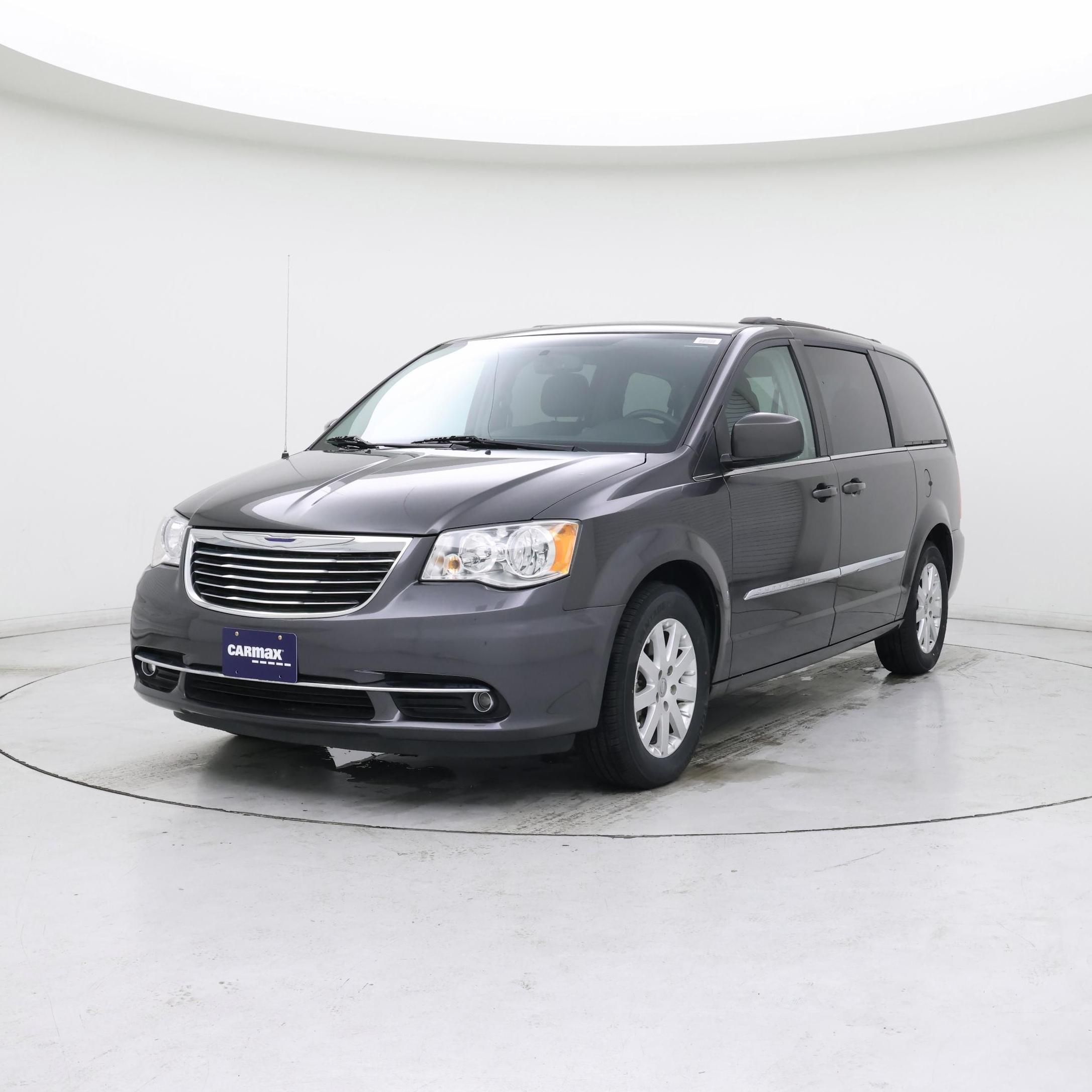 Thumbnail: 2015 Chrysler Town & Country - 4