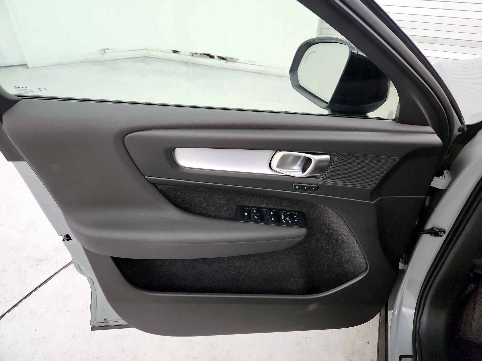 Thumbnail: 2024 Volvo XC40 - 12