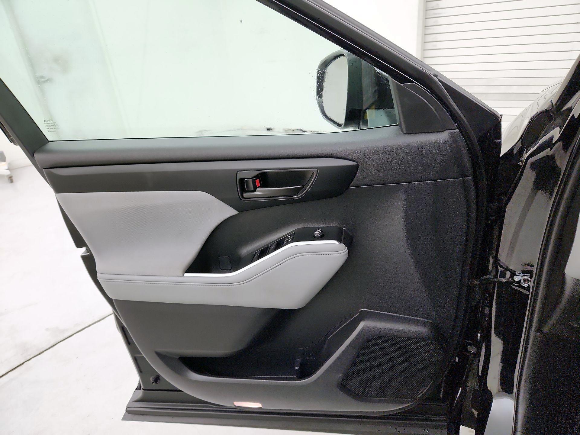 Thumbnail: 2023 Toyota Highlander - 12