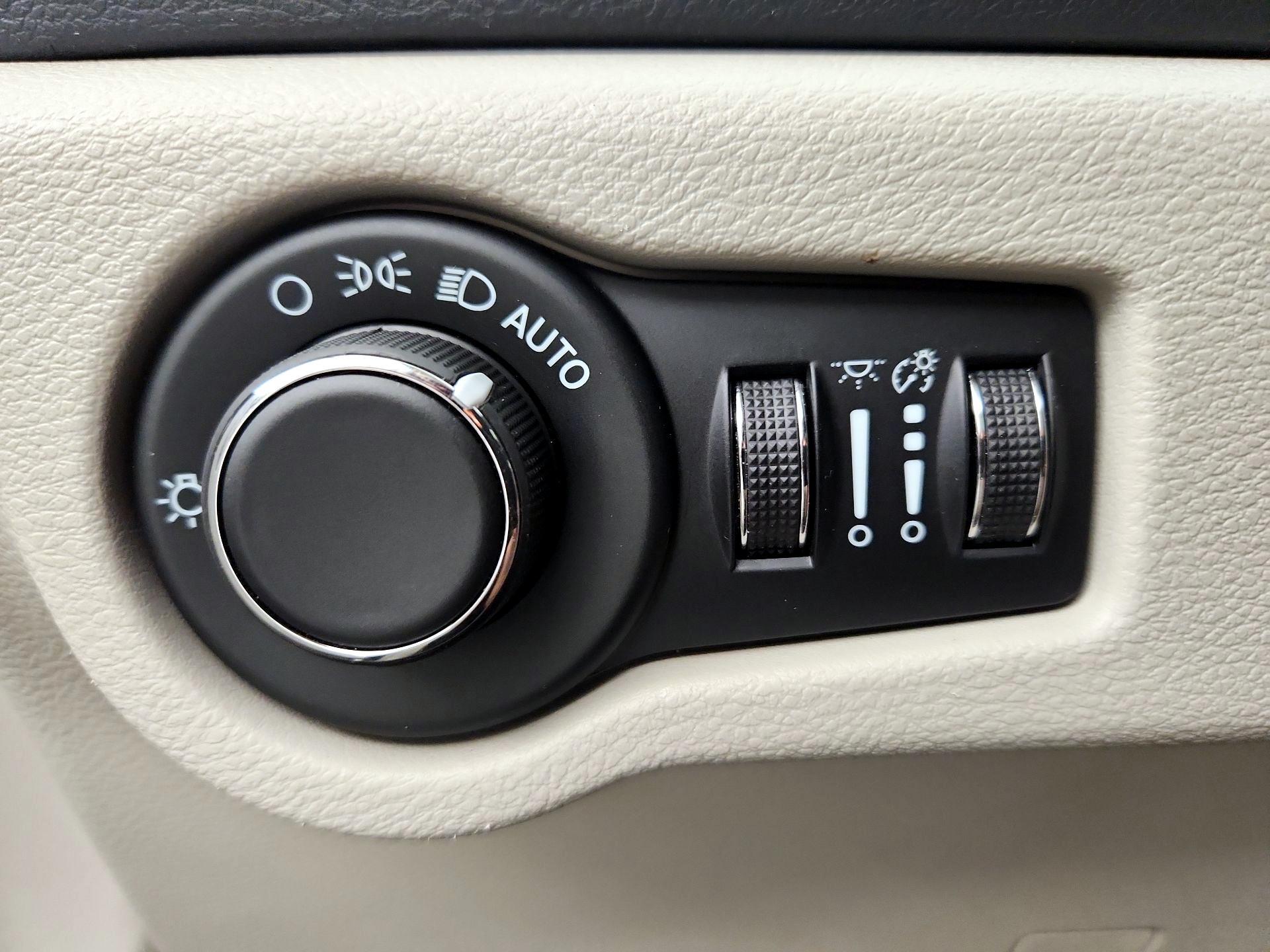 Thumbnail: 2023 Chrysler Voyager - 13