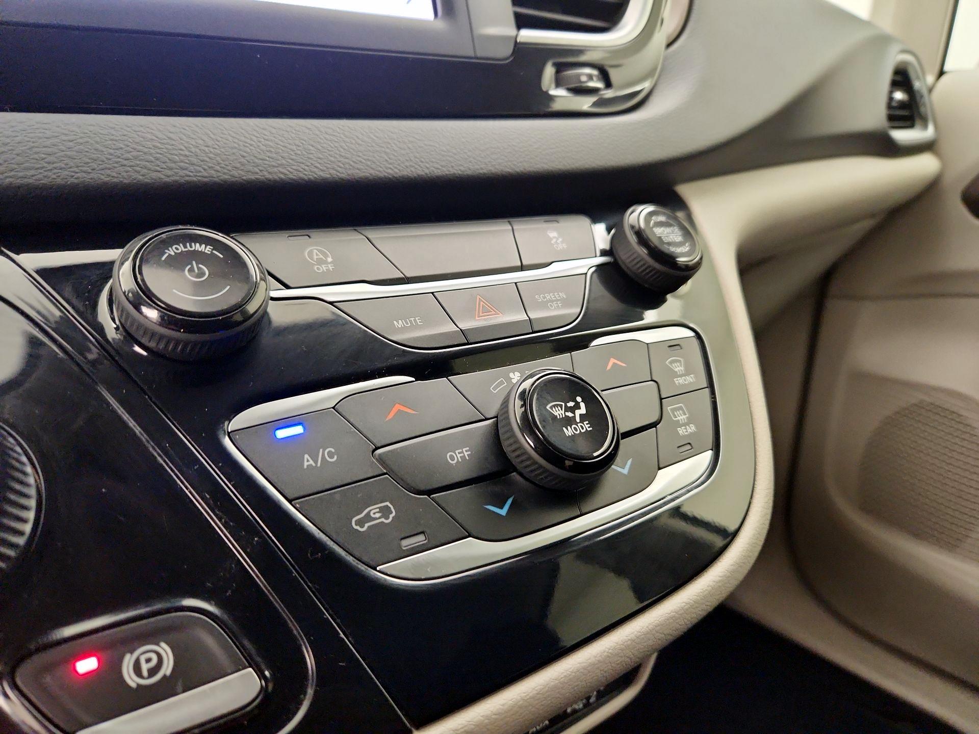 Thumbnail: 2023 Chrysler Voyager - 16