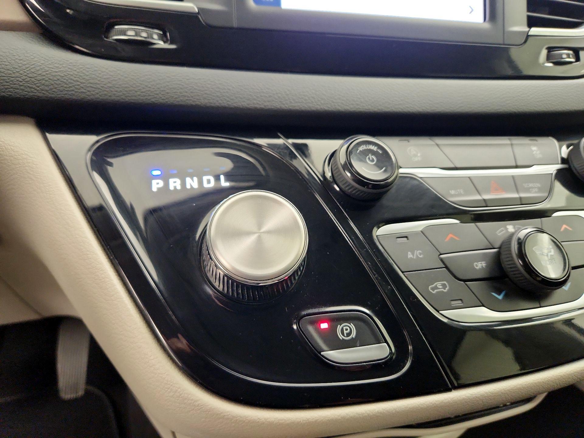 Thumbnail: 2023 Chrysler Voyager - 17