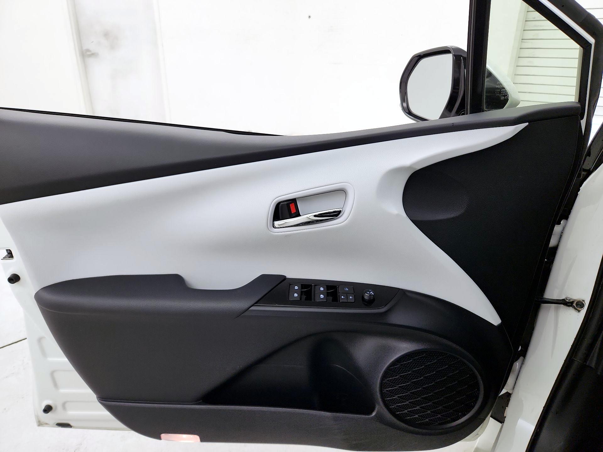 Thumbnail: 2016 Toyota Prius - 12