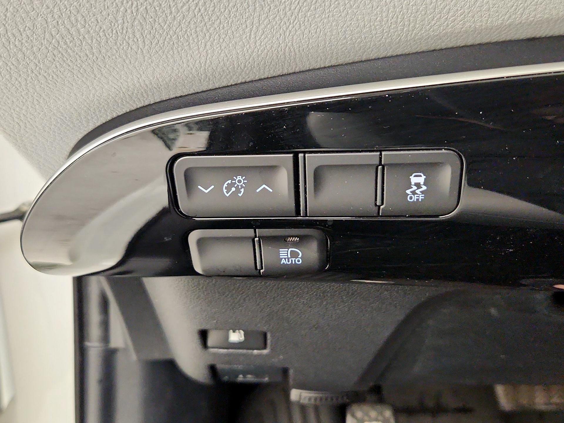 Thumbnail: 2016 Toyota Prius - 13