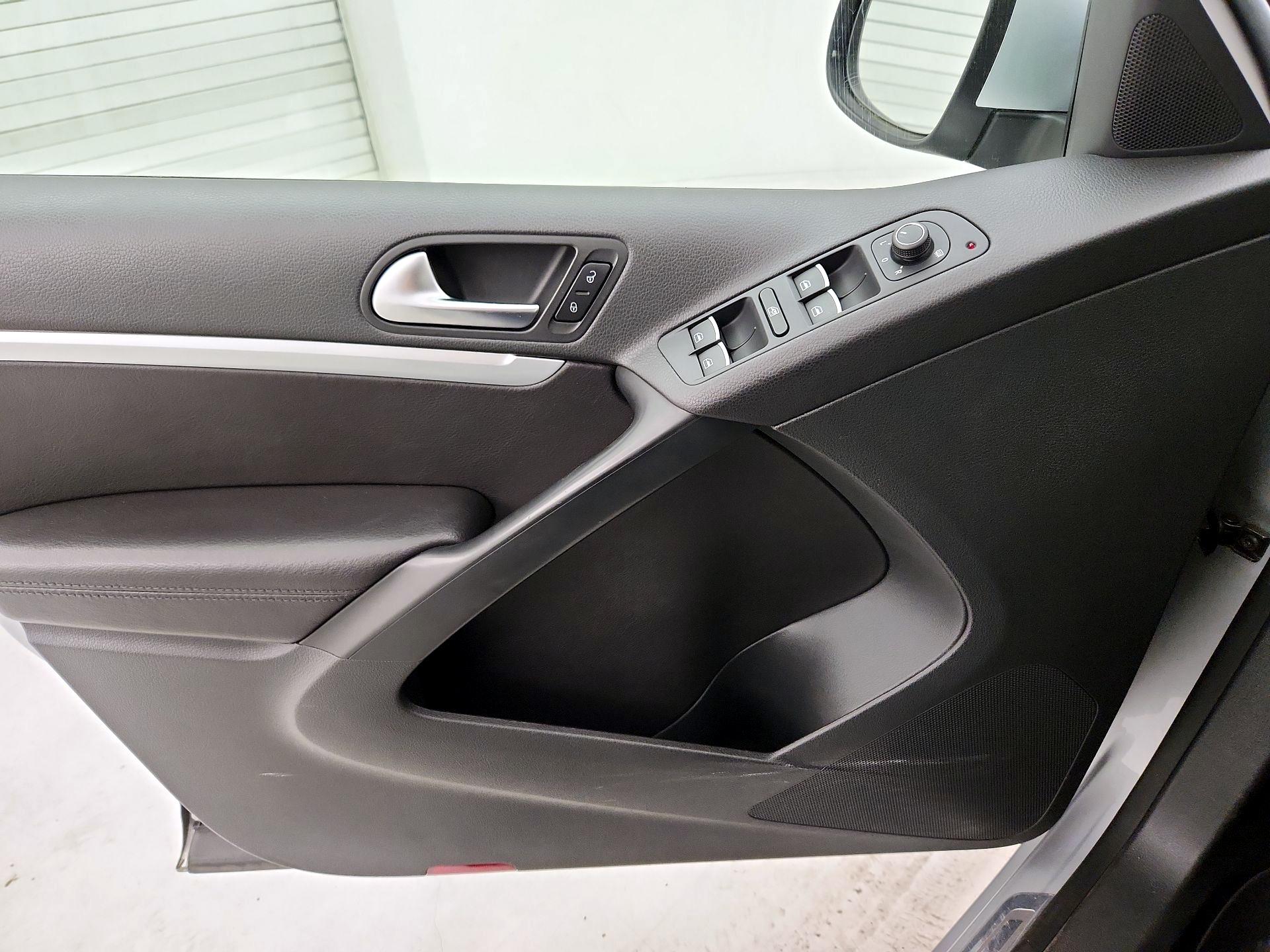 Thumbnail: 2016 Volkswagen Tiguan - 12