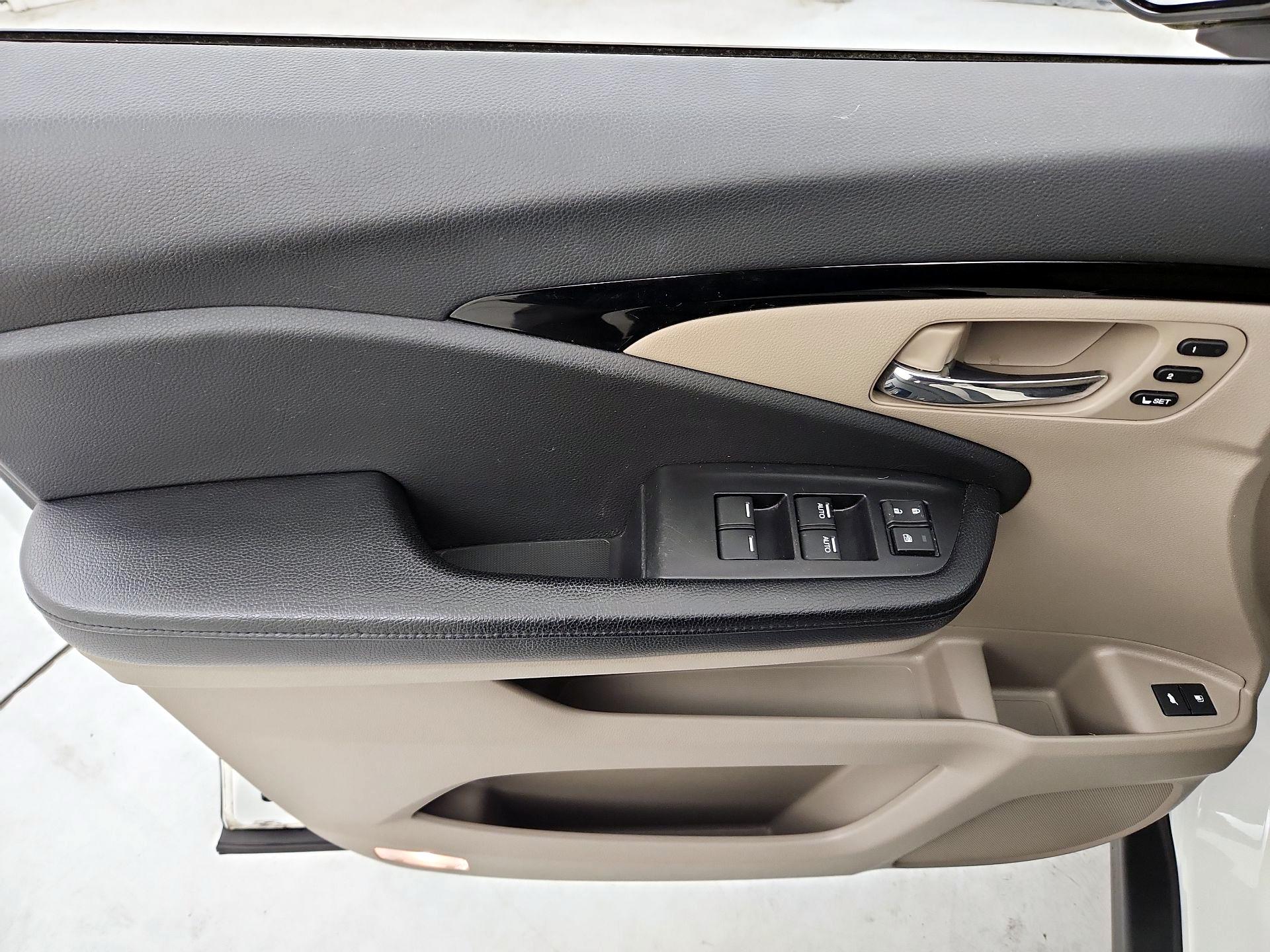 Thumbnail: 2017 Honda Pilot - 12