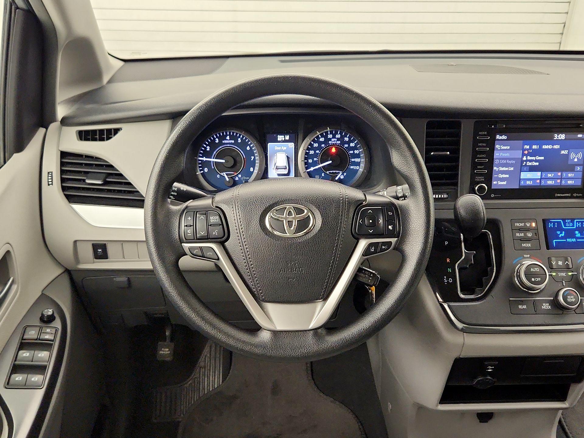 Thumbnail: 2019 Toyota Sienna - 10