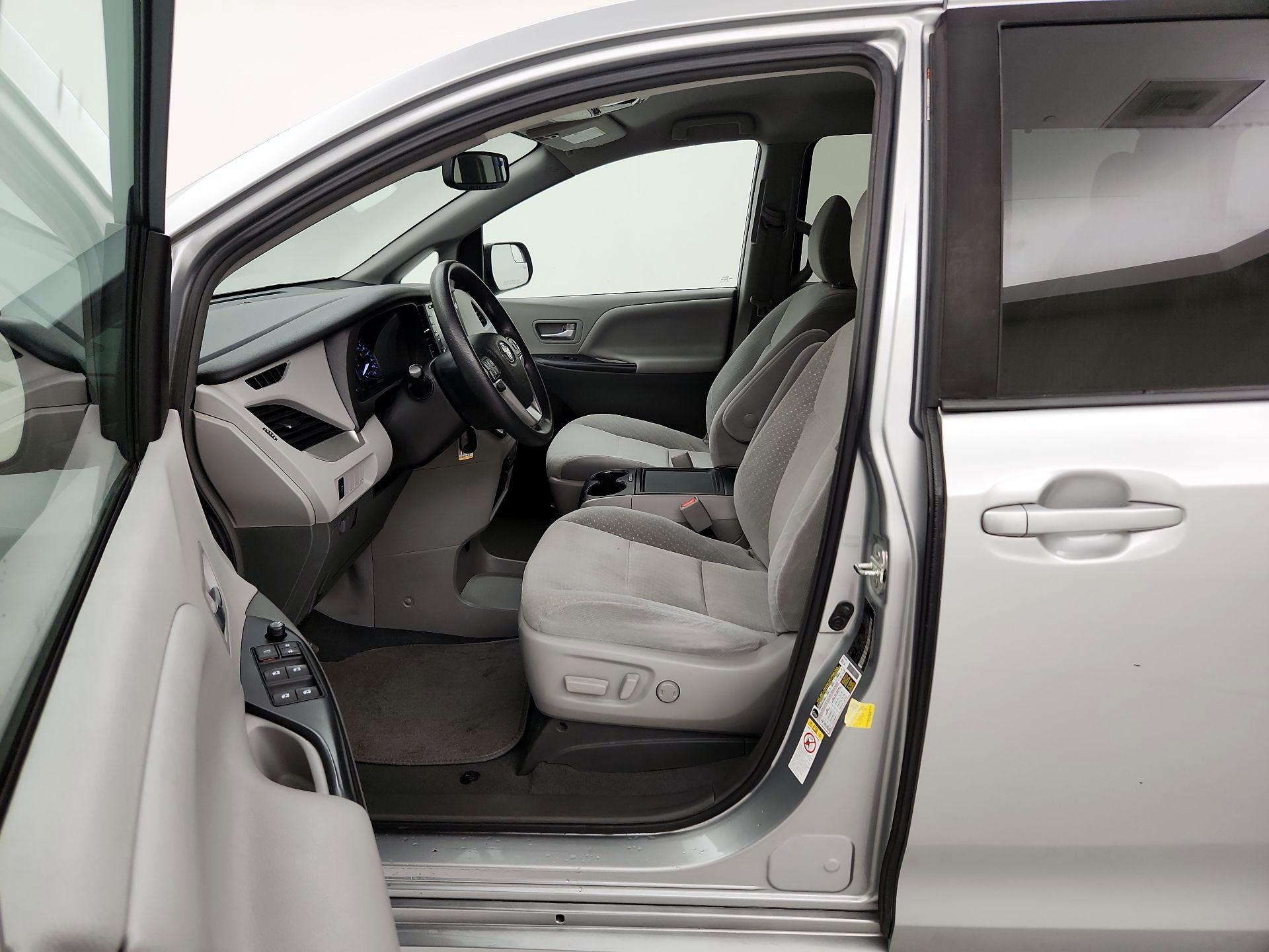 Thumbnail: 2019 Toyota Sienna - 11