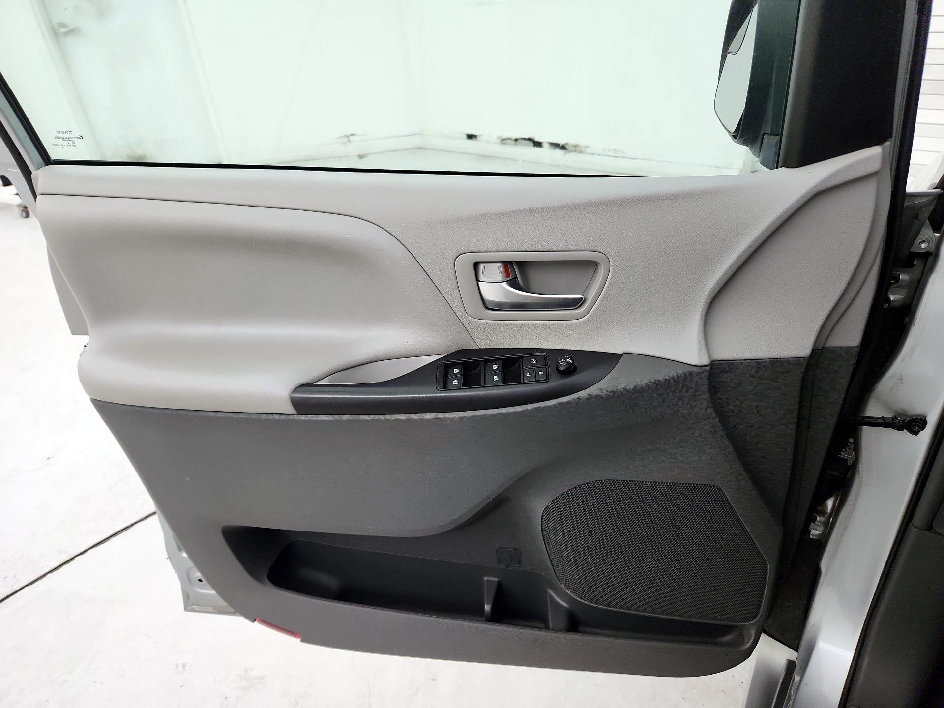 Thumbnail: 2019 Toyota Sienna - 12