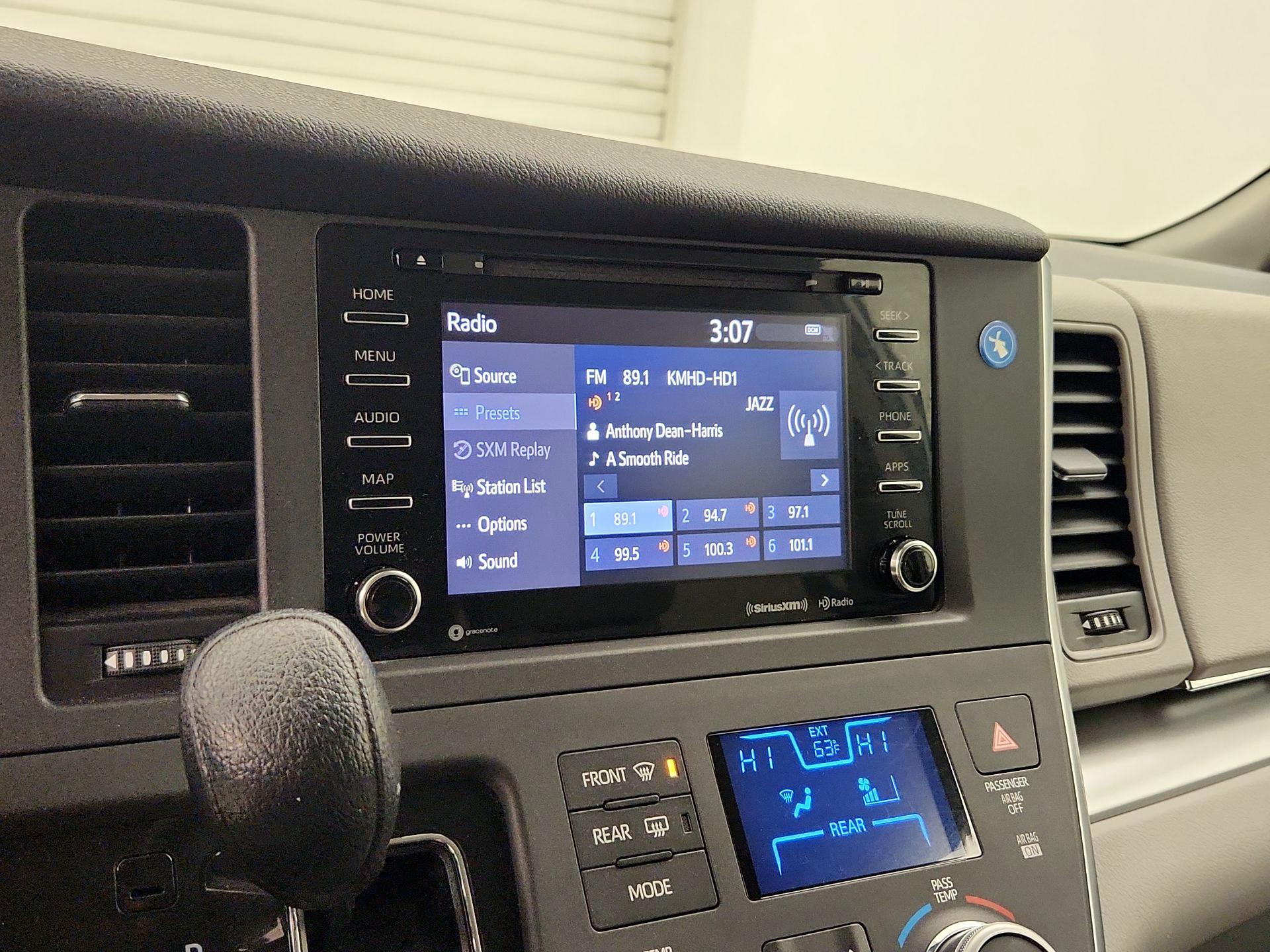 Thumbnail: 2019 Toyota Sienna - 15